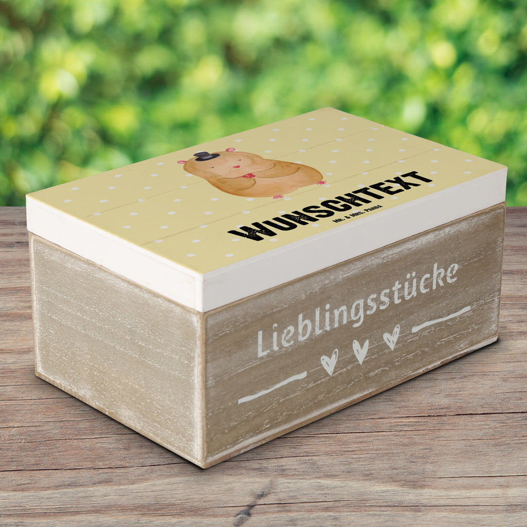 Personalisierte Holzkiste Hamster mit Hut Holzkiste mit Namen, Kiste mit Namen, Schatzkiste mit Namen, Truhe mit Namen, Schatulle mit Namen, Erinnerungsbox mit Namen, Erinnerungskiste, mit Namen, Dekokiste mit Namen, Aufbewahrungsbox mit Namen, Holzkiste Personalisiert, Kiste Personalisiert, Schatzkiste Personalisiert, Truhe Personalisiert, Schatulle Personalisiert, Erinnerungsbox Personalisiert, Erinnerungskiste Personalisiert, Dekokiste Personalisiert, Aufbewahrungsbox Personalisiert, süße Tiermotive, gute Laune, lustige Sprüche, Tiere, Hamster, Hut, Magier, Zylinder, Zwerghamster, Zauberer, Houdini