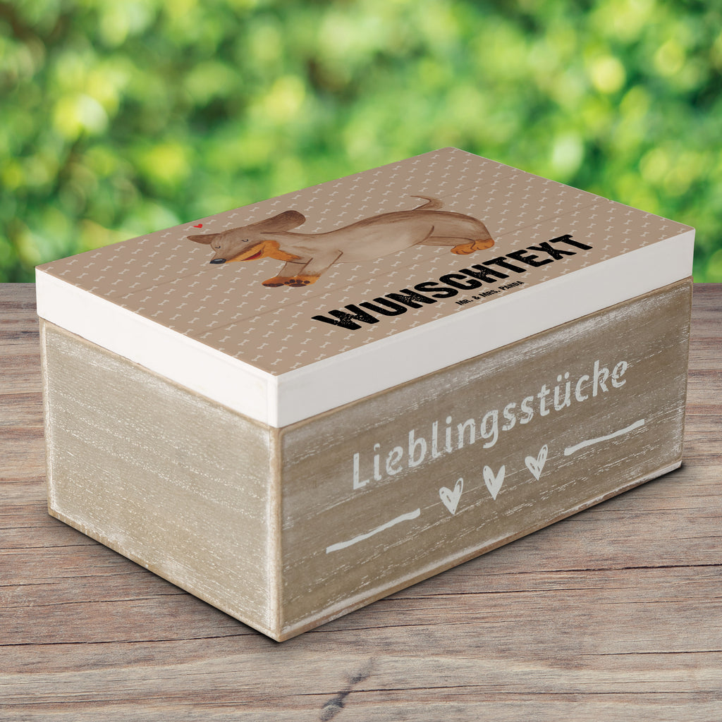 Personalisierte Holzkiste Hund Dackel fröhlich Holzkiste mit Namen, Kiste mit Namen, Schatzkiste mit Namen, Truhe mit Namen, Schatulle mit Namen, Erinnerungsbox mit Namen, Erinnerungskiste, mit Namen, Dekokiste mit Namen, Aufbewahrungsbox mit Namen, Holzkiste Personalisiert, Kiste Personalisiert, Schatzkiste Personalisiert, Truhe Personalisiert, Schatulle Personalisiert, Erinnerungsbox Personalisiert, Erinnerungskiste Personalisiert, Dekokiste Personalisiert, Aufbewahrungsbox Personalisiert, Hund, Hundemotiv, Haustier, Hunderasse, Tierliebhaber, Hundebesitzer, Sprüche, Hunde, Dackel, Dachshund, happy dog