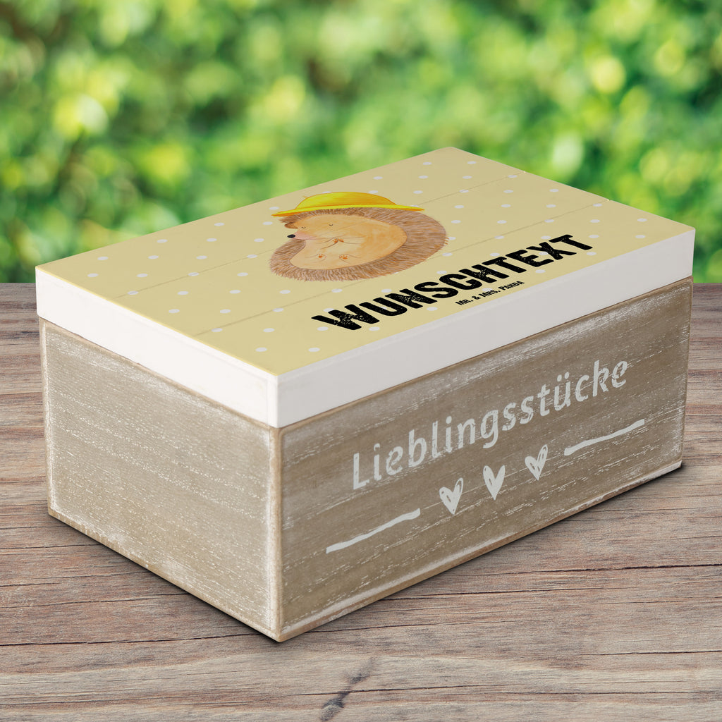 Personalisierte Holzkiste Igel betet Holzkiste mit Namen, Kiste mit Namen, Schatzkiste mit Namen, Truhe mit Namen, Schatulle mit Namen, Erinnerungsbox mit Namen, Erinnerungskiste, mit Namen, Dekokiste mit Namen, Aufbewahrungsbox mit Namen, Holzkiste Personalisiert, Kiste Personalisiert, Schatzkiste Personalisiert, Truhe Personalisiert, Schatulle Personalisiert, Erinnerungsbox Personalisiert, Erinnerungskiste Personalisiert, Dekokiste Personalisiert, Aufbewahrungsbox Personalisiert, süße Tiermotive, gute Laune, lustige Sprüche, Tiere, Igel, Igel mit Hut, Sonnenhut, Gott, Amen, beten, Leben, Dankbarkeit, Dankbar sein, dankbar, genießen