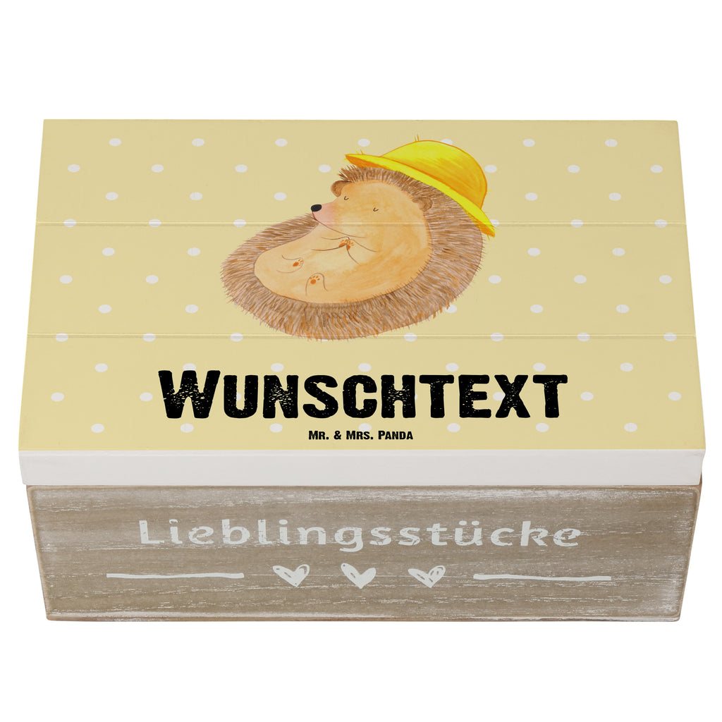 Personalisierte Holzkiste Igel betet Holzkiste mit Namen, Kiste mit Namen, Schatzkiste mit Namen, Truhe mit Namen, Schatulle mit Namen, Erinnerungsbox mit Namen, Erinnerungskiste, mit Namen, Dekokiste mit Namen, Aufbewahrungsbox mit Namen, Holzkiste Personalisiert, Kiste Personalisiert, Schatzkiste Personalisiert, Truhe Personalisiert, Schatulle Personalisiert, Erinnerungsbox Personalisiert, Erinnerungskiste Personalisiert, Dekokiste Personalisiert, Aufbewahrungsbox Personalisiert, süße Tiermotive, gute Laune, lustige Sprüche, Tiere, Igel, Igel mit Hut, Sonnenhut, Gott, Amen, beten, Leben, Dankbarkeit, Dankbar sein, dankbar, genießen