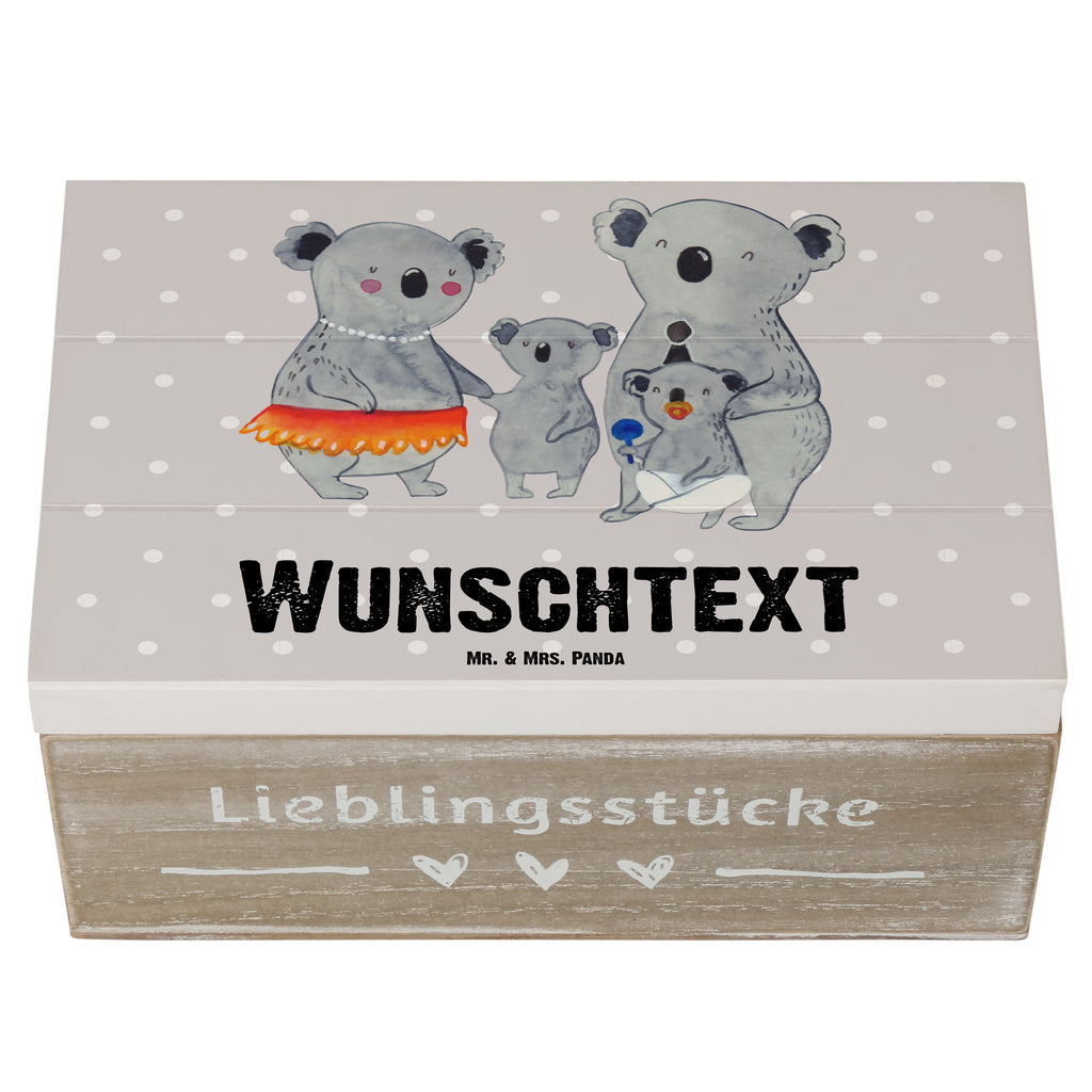 Personalisierte Holzkiste Koala Familie Holzkiste mit Namen, Kiste mit Namen, Schatzkiste mit Namen, Truhe mit Namen, Schatulle mit Namen, Erinnerungsbox mit Namen, Erinnerungskiste, mit Namen, Dekokiste mit Namen, Aufbewahrungsbox mit Namen, Holzkiste Personalisiert, Kiste Personalisiert, Schatzkiste Personalisiert, Truhe Personalisiert, Schatulle Personalisiert, Erinnerungsbox Personalisiert, Erinnerungskiste Personalisiert, Dekokiste Personalisiert, Aufbewahrungsbox Personalisiert, Familie, Vatertag, Muttertag, Bruder, Schwester, Mama, Papa, Oma, Opa, Koala, Koalas, Family, Kinder, Geschwister, Familienleben