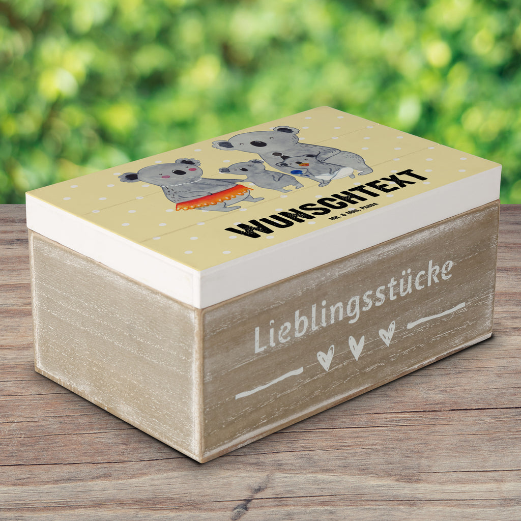 Personalisierte Holzkiste Koala Familie Holzkiste mit Namen, Kiste mit Namen, Schatzkiste mit Namen, Truhe mit Namen, Schatulle mit Namen, Erinnerungsbox mit Namen, Erinnerungskiste, mit Namen, Dekokiste mit Namen, Aufbewahrungsbox mit Namen, Holzkiste Personalisiert, Kiste Personalisiert, Schatzkiste Personalisiert, Truhe Personalisiert, Schatulle Personalisiert, Erinnerungsbox Personalisiert, Erinnerungskiste Personalisiert, Dekokiste Personalisiert, Aufbewahrungsbox Personalisiert, Familie, Vatertag, Muttertag, Bruder, Schwester, Mama, Papa, Oma, Opa, Koala, Koalas, Family, Kinder, Geschwister, Familienleben