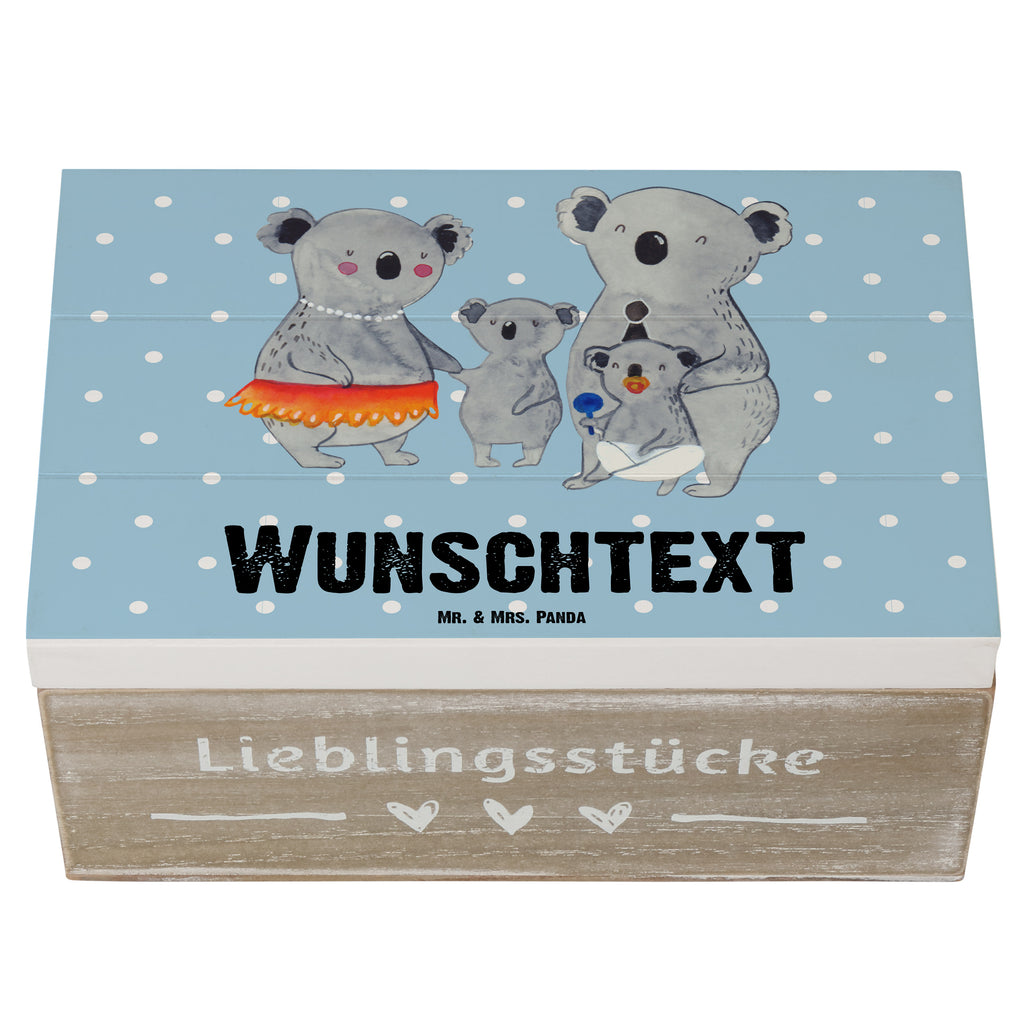 Personalisierte Holzkiste Koala Familie Holzkiste mit Namen, Kiste mit Namen, Schatzkiste mit Namen, Truhe mit Namen, Schatulle mit Namen, Erinnerungsbox mit Namen, Erinnerungskiste, mit Namen, Dekokiste mit Namen, Aufbewahrungsbox mit Namen, Holzkiste Personalisiert, Kiste Personalisiert, Schatzkiste Personalisiert, Truhe Personalisiert, Schatulle Personalisiert, Erinnerungsbox Personalisiert, Erinnerungskiste Personalisiert, Dekokiste Personalisiert, Aufbewahrungsbox Personalisiert, Familie, Vatertag, Muttertag, Bruder, Schwester, Mama, Papa, Oma, Opa, Koala, Koalas, Family, Kinder, Geschwister, Familienleben