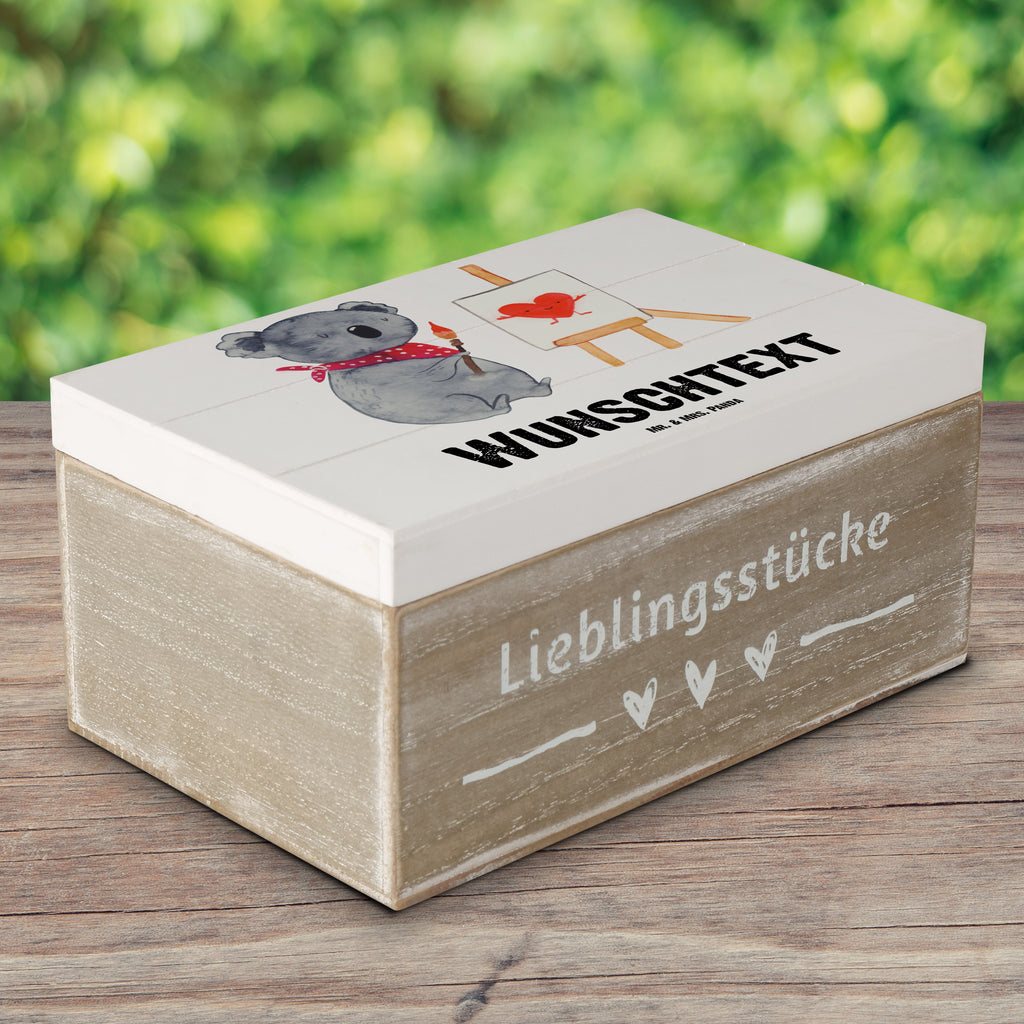 Personalisierte Holzkiste Koala Künstler Holzkiste mit Namen, Kiste mit Namen, Schatzkiste mit Namen, Truhe mit Namen, Schatulle mit Namen, Erinnerungsbox mit Namen, Erinnerungskiste, mit Namen, Dekokiste mit Namen, Aufbewahrungsbox mit Namen, Holzkiste Personalisiert, Kiste Personalisiert, Schatzkiste Personalisiert, Truhe Personalisiert, Schatulle Personalisiert, Erinnerungsbox Personalisiert, Erinnerungskiste Personalisiert, Dekokiste Personalisiert, Aufbewahrungsbox Personalisiert, Koala, Koalabär, Liebe, Liebensbeweis, Liebesgeschenk, Gefühle, Künstler, zeichnen