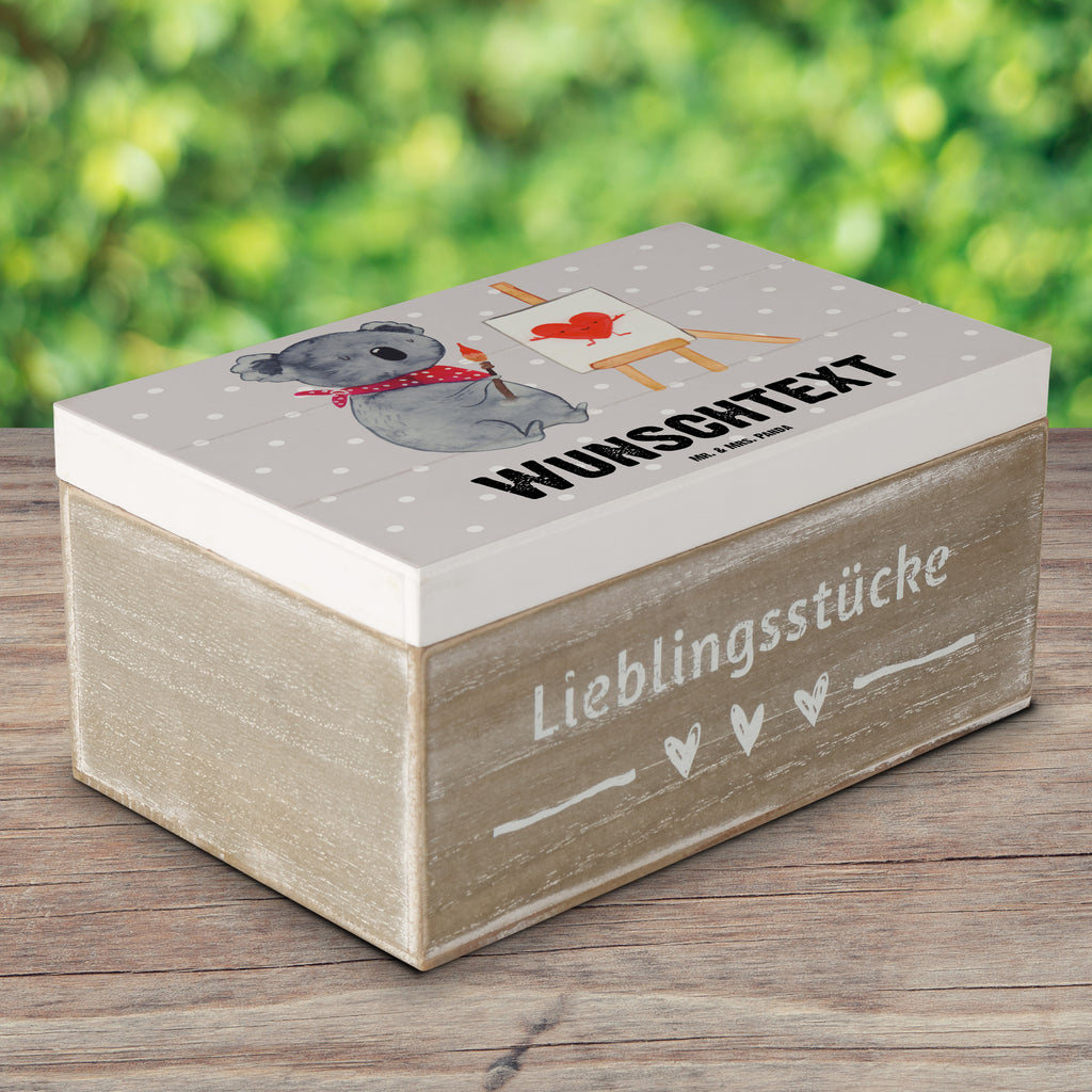 Personalisierte Holzkiste Koala Künstler Holzkiste mit Namen, Kiste mit Namen, Schatzkiste mit Namen, Truhe mit Namen, Schatulle mit Namen, Erinnerungsbox mit Namen, Erinnerungskiste, mit Namen, Dekokiste mit Namen, Aufbewahrungsbox mit Namen, Holzkiste Personalisiert, Kiste Personalisiert, Schatzkiste Personalisiert, Truhe Personalisiert, Schatulle Personalisiert, Erinnerungsbox Personalisiert, Erinnerungskiste Personalisiert, Dekokiste Personalisiert, Aufbewahrungsbox Personalisiert, Koala, Koalabär, Liebe, Liebensbeweis, Liebesgeschenk, Gefühle, Künstler, zeichnen