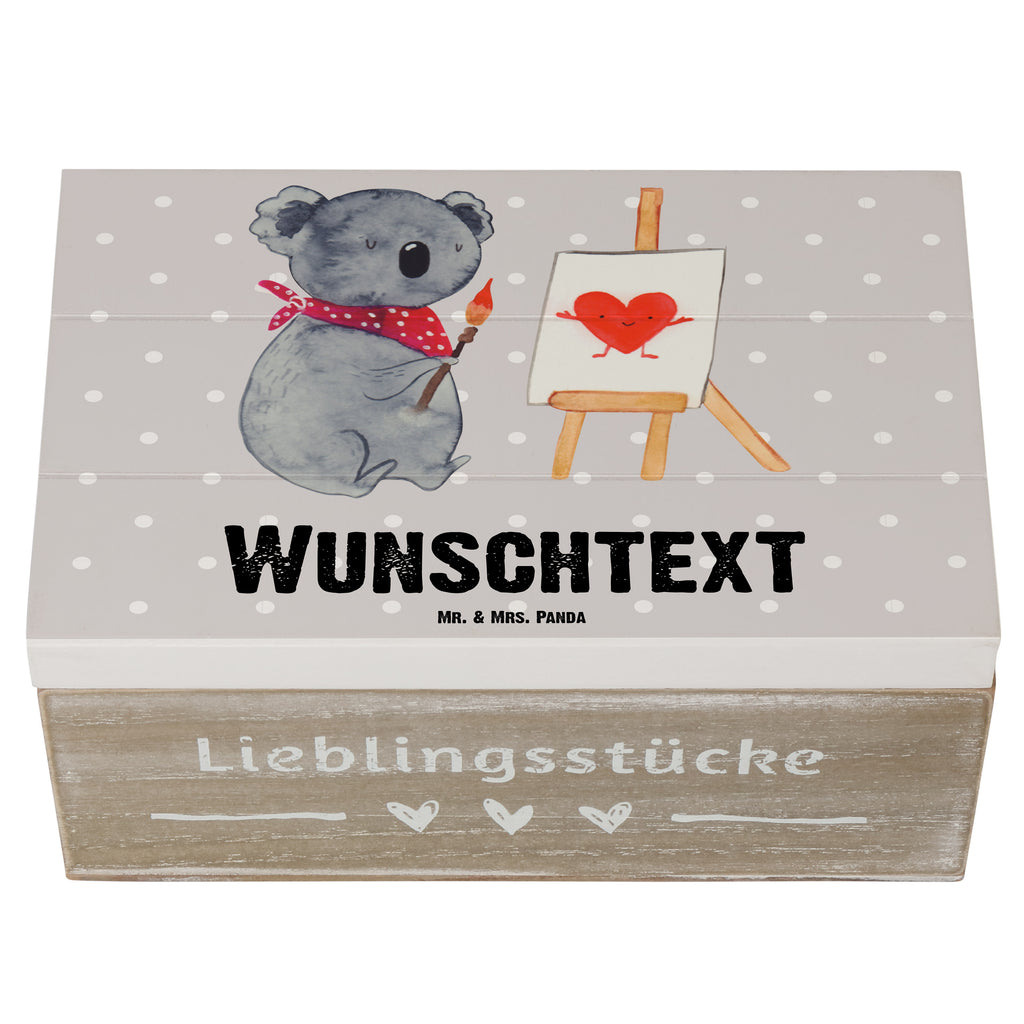 Personalisierte Holzkiste Koala Künstler Holzkiste mit Namen, Kiste mit Namen, Schatzkiste mit Namen, Truhe mit Namen, Schatulle mit Namen, Erinnerungsbox mit Namen, Erinnerungskiste, mit Namen, Dekokiste mit Namen, Aufbewahrungsbox mit Namen, Holzkiste Personalisiert, Kiste Personalisiert, Schatzkiste Personalisiert, Truhe Personalisiert, Schatulle Personalisiert, Erinnerungsbox Personalisiert, Erinnerungskiste Personalisiert, Dekokiste Personalisiert, Aufbewahrungsbox Personalisiert, Koala, Koalabär, Liebe, Liebensbeweis, Liebesgeschenk, Gefühle, Künstler, zeichnen