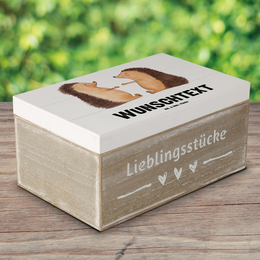 Personalisierte Holzkiste Igel Liebe Holzkiste mit Namen, Kiste mit Namen, Schatzkiste mit Namen, Truhe mit Namen, Schatulle mit Namen, Erinnerungsbox mit Namen, Erinnerungskiste, mit Namen, Dekokiste mit Namen, Aufbewahrungsbox mit Namen, Holzkiste Personalisiert, Kiste Personalisiert, Schatzkiste Personalisiert, Truhe Personalisiert, Schatulle Personalisiert, Erinnerungsbox Personalisiert, Erinnerungskiste Personalisiert, Dekokiste Personalisiert, Aufbewahrungsbox Personalisiert, Liebe, Partner, Freund, Freundin, Ehemann, Ehefrau, Heiraten, Verlobung, Heiratsantrag, Liebesgeschenk, Jahrestag, Hocheitstag, Verliebt, Verlobt, Verheiratet, Geschenk, Liebesbeweis, Hochzeitstag, Hochzeit, Igel