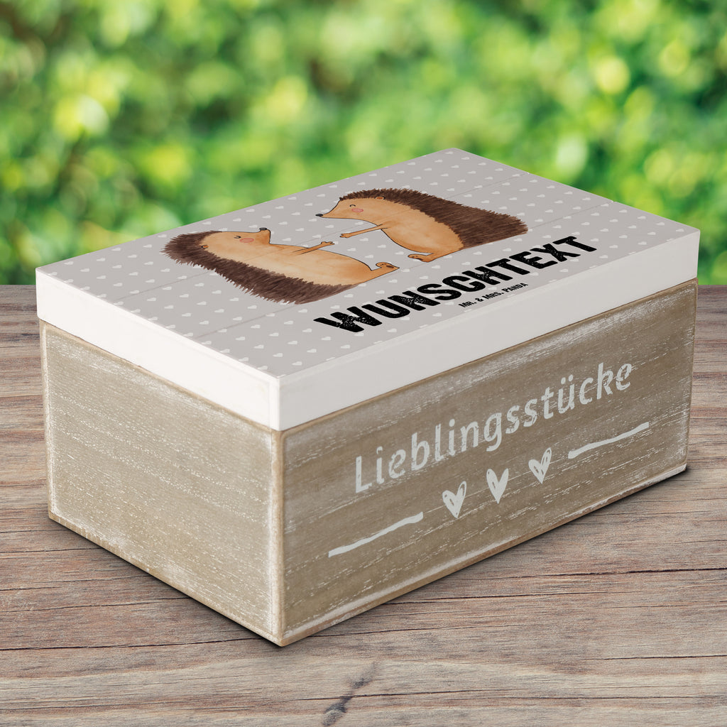 Personalisierte Holzkiste Igel Liebe Holzkiste mit Namen, Kiste mit Namen, Schatzkiste mit Namen, Truhe mit Namen, Schatulle mit Namen, Erinnerungsbox mit Namen, Erinnerungskiste, mit Namen, Dekokiste mit Namen, Aufbewahrungsbox mit Namen, Holzkiste Personalisiert, Kiste Personalisiert, Schatzkiste Personalisiert, Truhe Personalisiert, Schatulle Personalisiert, Erinnerungsbox Personalisiert, Erinnerungskiste Personalisiert, Dekokiste Personalisiert, Aufbewahrungsbox Personalisiert, Liebe, Partner, Freund, Freundin, Ehemann, Ehefrau, Heiraten, Verlobung, Heiratsantrag, Liebesgeschenk, Jahrestag, Hocheitstag, Verliebt, Verlobt, Verheiratet, Geschenk, Liebesbeweis, Hochzeitstag, Hochzeit, Igel