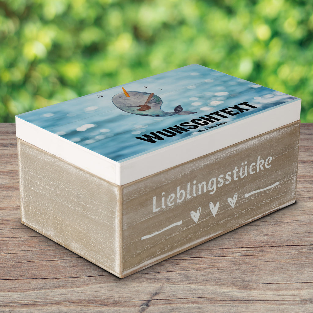 Personalisierte Holzkiste Narwal Gitarre Holzkiste mit Namen, Kiste mit Namen, Schatzkiste mit Namen, Truhe mit Namen, Schatulle mit Namen, Erinnerungsbox mit Namen, Erinnerungskiste, mit Namen, Dekokiste mit Namen, Aufbewahrungsbox mit Namen, Holzkiste Personalisiert, Kiste Personalisiert, Schatzkiste Personalisiert, Truhe Personalisiert, Schatulle Personalisiert, Erinnerungsbox Personalisiert, Erinnerungskiste Personalisiert, Dekokiste Personalisiert, Aufbewahrungsbox Personalisiert, Meerestiere, Meer, Urlaub, Narwal, Wal, Tanzen, Probleme, Problemlösung, Frust, Gespräche, Gitarre