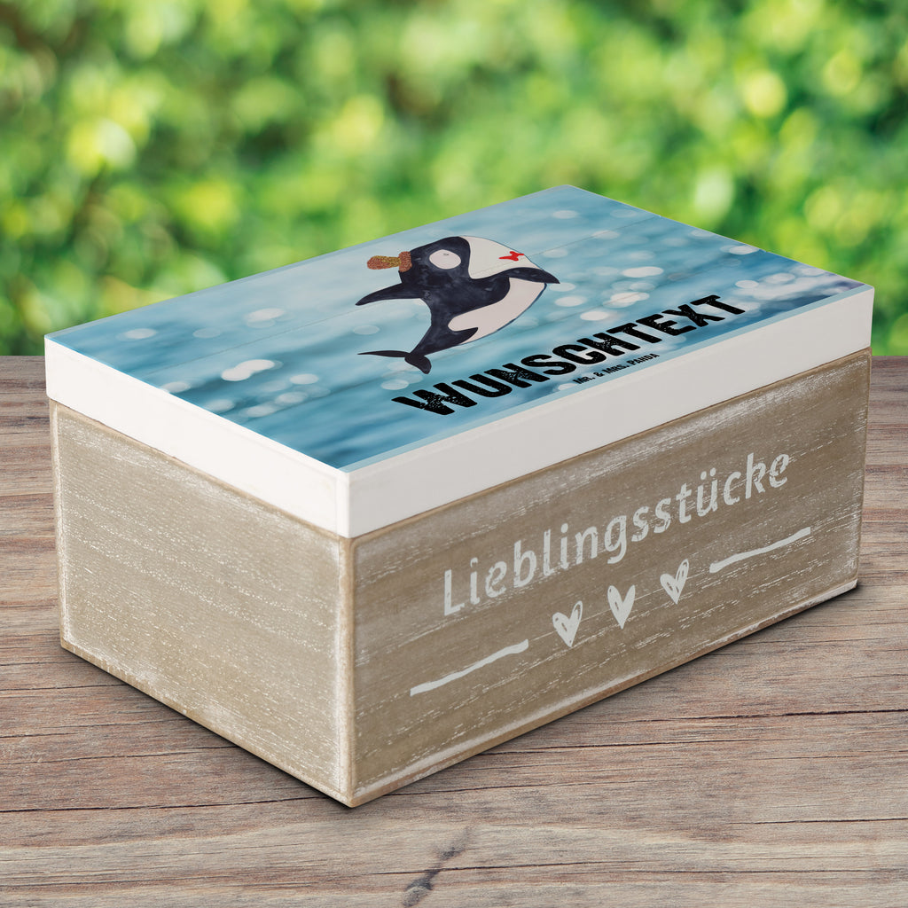 Personalisierte Holzkiste Orca Zylinder Holzkiste mit Namen, Kiste mit Namen, Schatzkiste mit Namen, Truhe mit Namen, Schatulle mit Namen, Erinnerungsbox mit Namen, Erinnerungskiste, mit Namen, Dekokiste mit Namen, Aufbewahrungsbox mit Namen, Holzkiste Personalisiert, Kiste Personalisiert, Schatzkiste Personalisiert, Truhe Personalisiert, Schatulle Personalisiert, Erinnerungsbox Personalisiert, Erinnerungskiste Personalisiert, Dekokiste Personalisiert, Aufbewahrungsbox Personalisiert, Meerestiere, Meer, Urlaub, Narwal, Glitter, Konfetti, Glitzer, Geburtstag, Feier, Fete, Fest, Glückwunsch, Orca