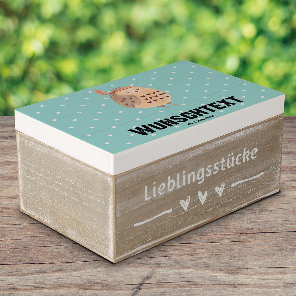 Personalisierte Holzkiste Eule Federschmuck Holzkiste mit Namen, Kiste mit Namen, Schatzkiste mit Namen, Truhe mit Namen, Schatulle mit Namen, Erinnerungsbox mit Namen, Erinnerungskiste, mit Namen, Dekokiste mit Namen, Aufbewahrungsbox mit Namen, Holzkiste Personalisiert, Kiste Personalisiert, Schatzkiste Personalisiert, Truhe Personalisiert, Schatulle Personalisiert, Erinnerungsbox Personalisiert, Erinnerungskiste Personalisiert, Dekokiste Personalisiert, Aufbewahrungsbox Personalisiert, Eule, Eule Deko, Owl, Das Leben ist ein Abenteuer, Reisespruch, Federschmuck, Dekoration