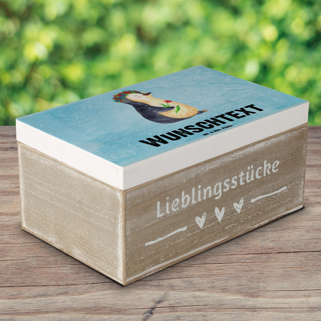 Personalisierte Holzkiste Pinguin Blumenkranz Holzkiste mit Namen, Kiste mit Namen, Schatzkiste mit Namen, Truhe mit Namen, Schatulle mit Namen, Erinnerungsbox mit Namen, Erinnerungskiste, mit Namen, Dekokiste mit Namen, Aufbewahrungsbox mit Namen, Holzkiste Personalisiert, Kiste Personalisiert, Schatzkiste Personalisiert, Truhe Personalisiert, Schatulle Personalisiert, Erinnerungsbox Personalisiert, Erinnerungskiste Personalisiert, Dekokiste Personalisiert, Aufbewahrungsbox Personalisiert, Pinguin, Pinguine, Blumenkranz, Universum, Leben, Wünsche, Ziele, Lebensziele, Motivation, Lebenslust, Liebeskummer, Geschenkidee