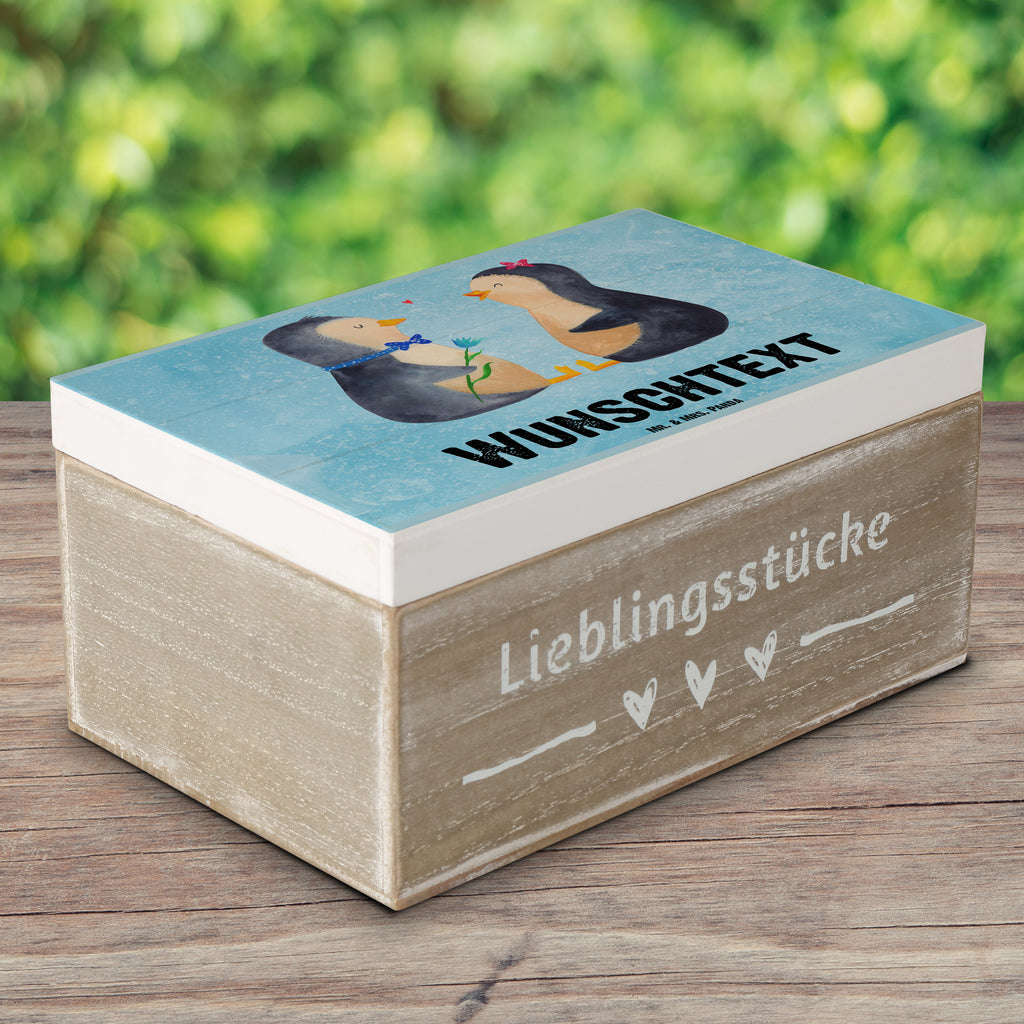 Personalisierte Holzkiste Pinguin Pärchen Holzkiste mit Namen, Kiste mit Namen, Schatzkiste mit Namen, Truhe mit Namen, Schatulle mit Namen, Erinnerungsbox mit Namen, Erinnerungskiste, mit Namen, Dekokiste mit Namen, Aufbewahrungsbox mit Namen, Holzkiste Personalisiert, Kiste Personalisiert, Schatzkiste Personalisiert, Truhe Personalisiert, Schatulle Personalisiert, Erinnerungsbox Personalisiert, Erinnerungskiste Personalisiert, Dekokiste Personalisiert, Aufbewahrungsbox Personalisiert, Pinguin, Pinguine, Liebe, Liebespaar, Liebesbeweis, Liebesgeschenk, Verlobung, Jahrestag, Hochzeitstag, Hochzeit, Hochzeitsgeschenk, große Liebe, Traumpaar