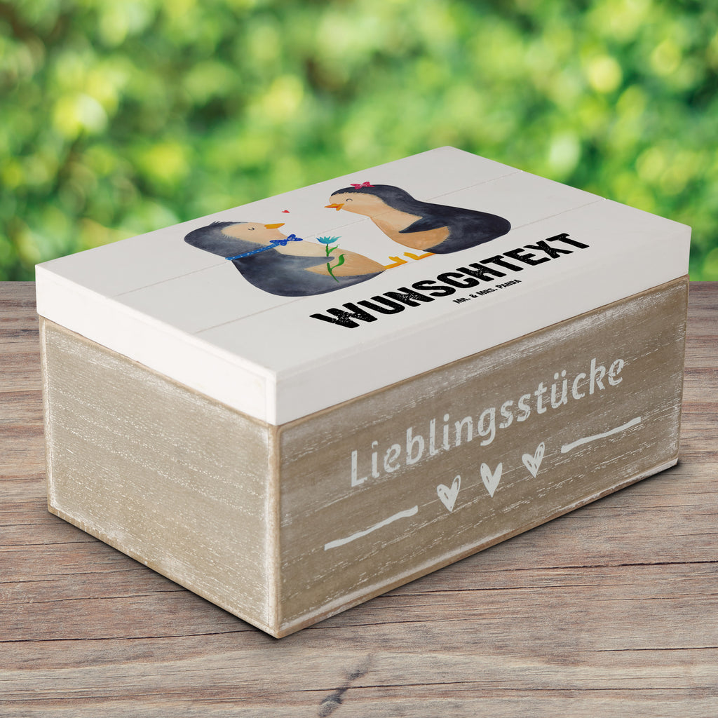 Personalisierte Holzkiste Pinguin Pärchen Holzkiste mit Namen, Kiste mit Namen, Schatzkiste mit Namen, Truhe mit Namen, Schatulle mit Namen, Erinnerungsbox mit Namen, Erinnerungskiste, mit Namen, Dekokiste mit Namen, Aufbewahrungsbox mit Namen, Holzkiste Personalisiert, Kiste Personalisiert, Schatzkiste Personalisiert, Truhe Personalisiert, Schatulle Personalisiert, Erinnerungsbox Personalisiert, Erinnerungskiste Personalisiert, Dekokiste Personalisiert, Aufbewahrungsbox Personalisiert, Pinguin, Pinguine, Liebe, Liebespaar, Liebesbeweis, Liebesgeschenk, Verlobung, Jahrestag, Hochzeitstag, Hochzeit, Hochzeitsgeschenk, große Liebe, Traumpaar