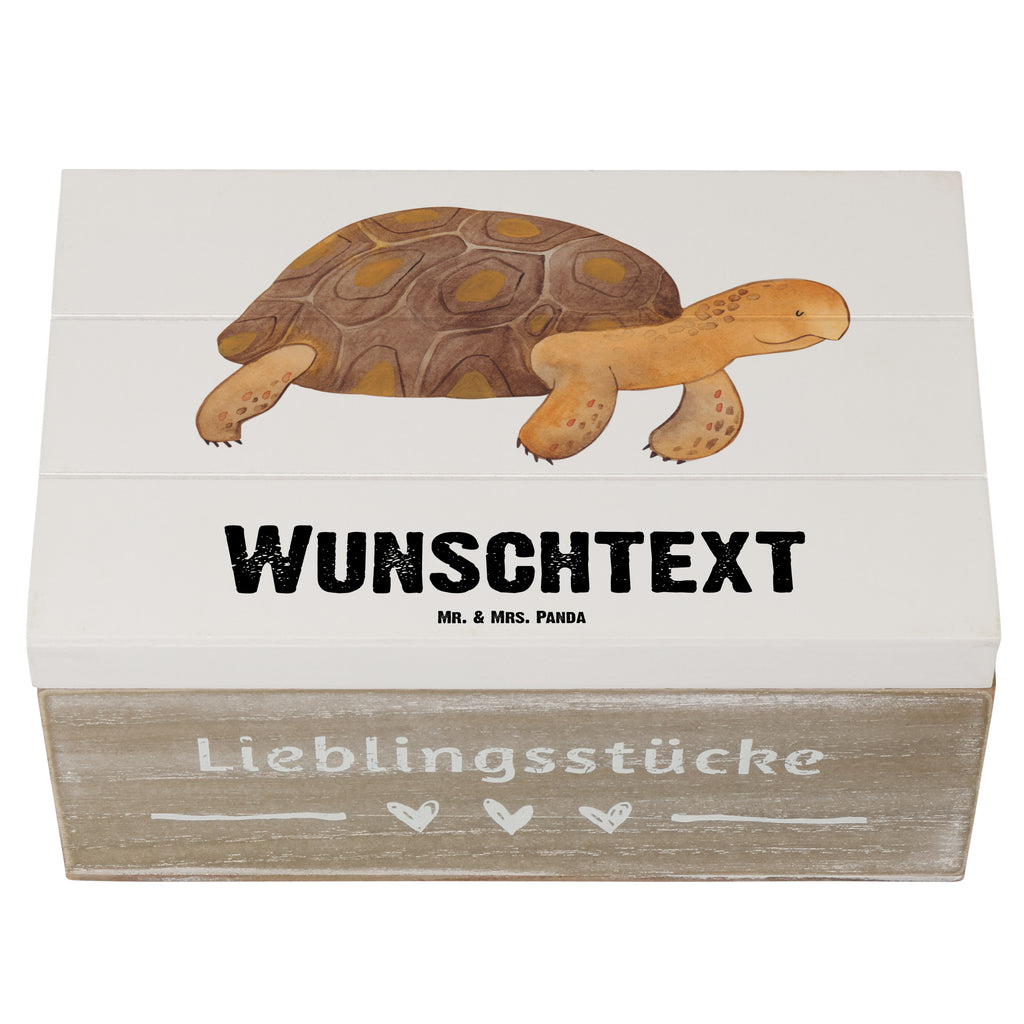 Personalisierte Holzkiste Schildkröte marschiert Holzkiste mit Namen, Kiste mit Namen, Schatzkiste mit Namen, Truhe mit Namen, Schatulle mit Namen, Erinnerungsbox mit Namen, Erinnerungskiste, mit Namen, Dekokiste mit Namen, Aufbewahrungsbox mit Namen, Holzkiste Personalisiert, Kiste Personalisiert, Schatzkiste Personalisiert, Truhe Personalisiert, Schatulle Personalisiert, Erinnerungsbox Personalisiert, Erinnerungskiste Personalisiert, Dekokiste Personalisiert, Aufbewahrungsbox Personalisiert, Meerestiere, Meer, Urlaub, Schildkröte, Schildkröten, get lost, Abenteuer, Reiselust, Inspiration, Neustart, Motivation, Lieblingsmensch