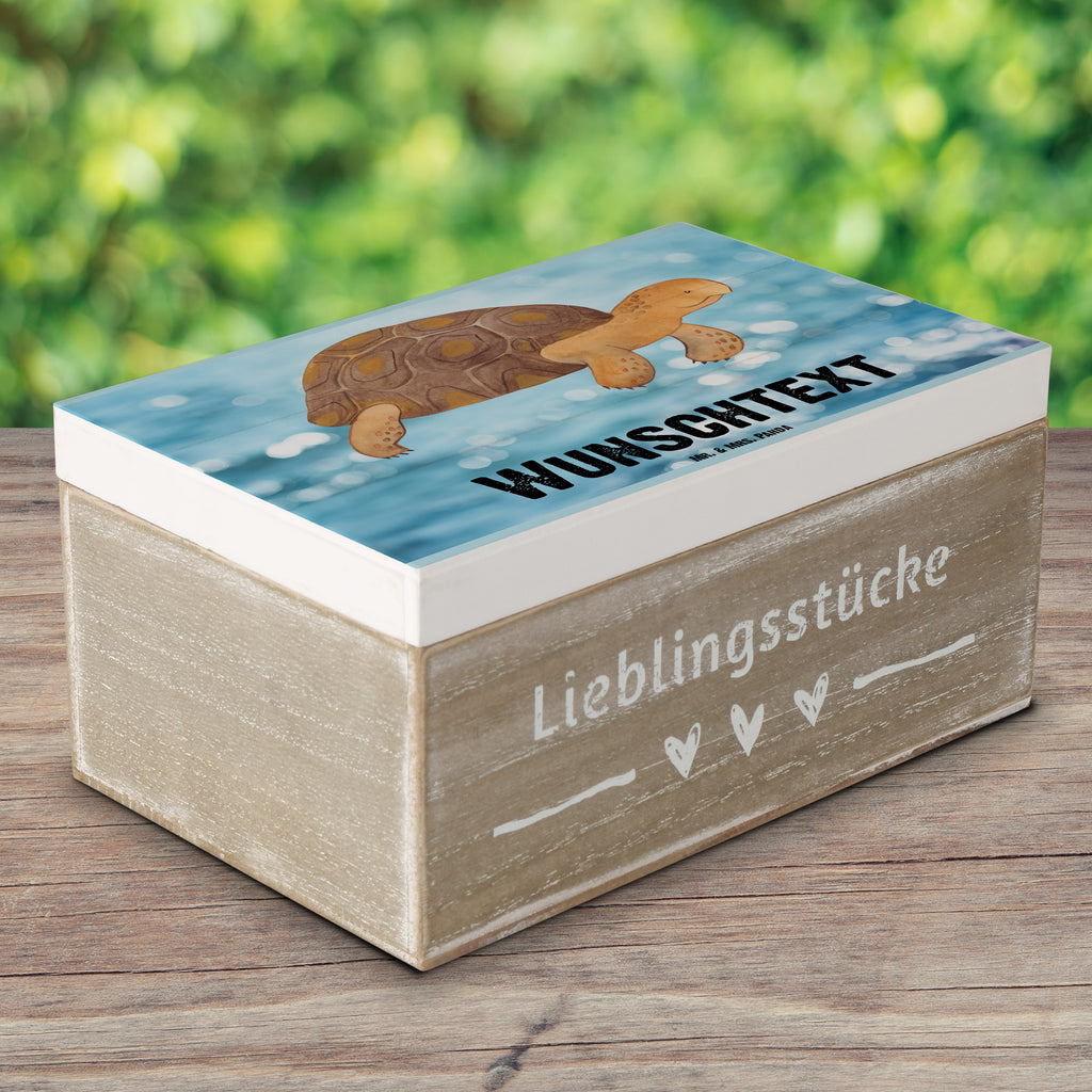 Personalisierte Holzkiste Schildkröte marschiert Holzkiste mit Namen, Kiste mit Namen, Schatzkiste mit Namen, Truhe mit Namen, Schatulle mit Namen, Erinnerungsbox mit Namen, Erinnerungskiste, mit Namen, Dekokiste mit Namen, Aufbewahrungsbox mit Namen, Holzkiste Personalisiert, Kiste Personalisiert, Schatzkiste Personalisiert, Truhe Personalisiert, Schatulle Personalisiert, Erinnerungsbox Personalisiert, Erinnerungskiste Personalisiert, Dekokiste Personalisiert, Aufbewahrungsbox Personalisiert, Meerestiere, Meer, Urlaub, Schildkröte, Schildkröten, get lost, Abenteuer, Reiselust, Inspiration, Neustart, Motivation, Lieblingsmensch