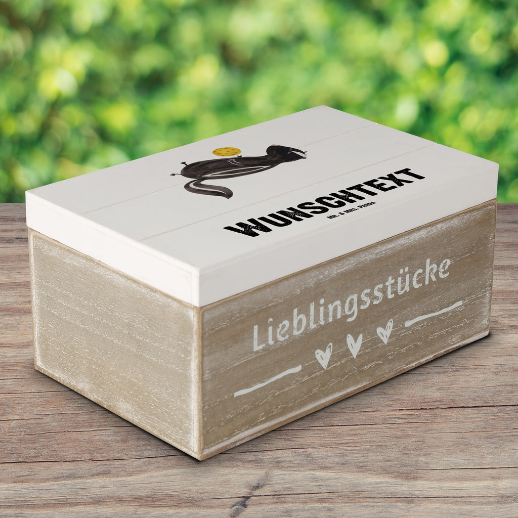 Personalisierte Holzkiste Stinktier Ball Holzkiste mit Namen, Kiste mit Namen, Schatzkiste mit Namen, Truhe mit Namen, Schatulle mit Namen, Erinnerungsbox mit Namen, Erinnerungskiste, mit Namen, Dekokiste mit Namen, Aufbewahrungsbox mit Namen, Holzkiste Personalisiert, Kiste Personalisiert, Schatzkiste Personalisiert, Truhe Personalisiert, Schatulle Personalisiert, Erinnerungsbox Personalisiert, Erinnerungskiste Personalisiert, Dekokiste Personalisiert, Aufbewahrungsbox Personalisiert, Stinktier, Skunk, Wildtier, Raubtier, Stinker, Stinki, verspielt, Weisheit