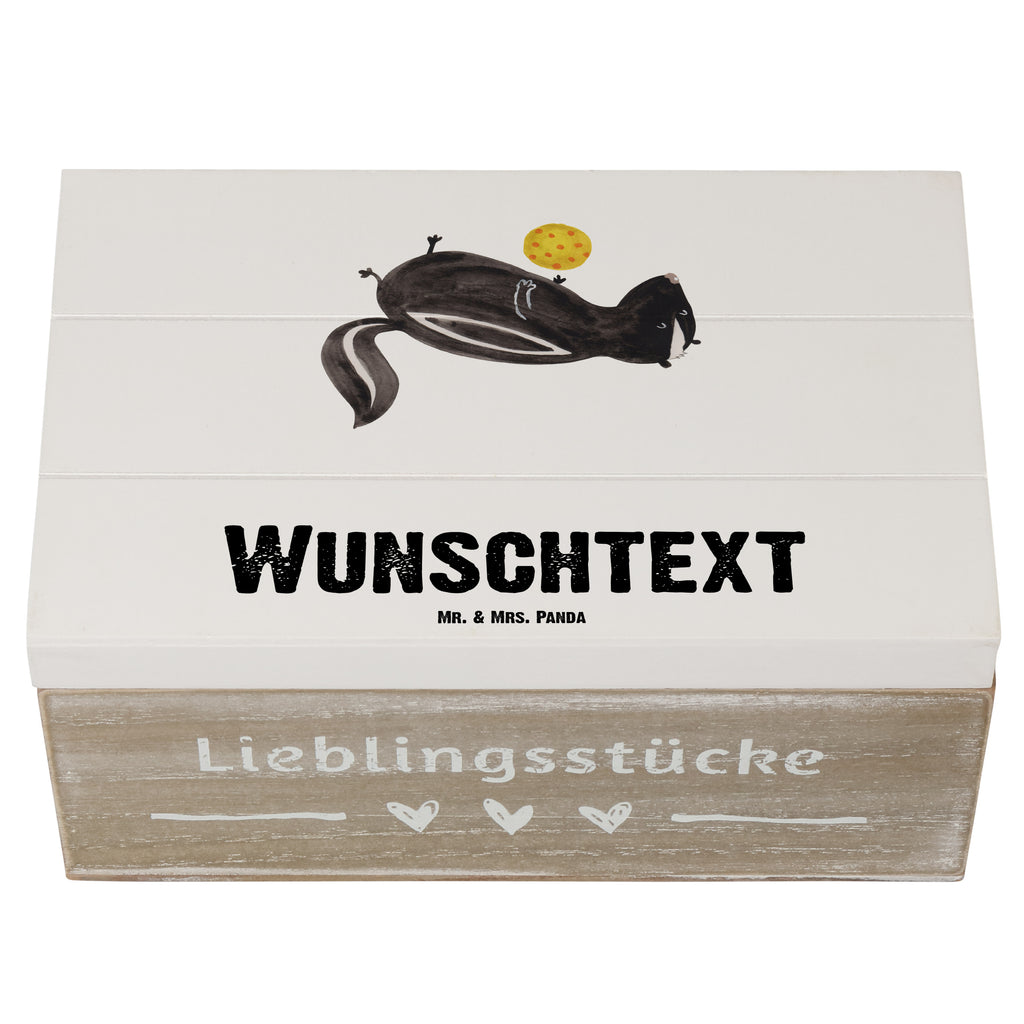 Personalisierte Holzkiste Stinktier Ball Holzkiste mit Namen, Kiste mit Namen, Schatzkiste mit Namen, Truhe mit Namen, Schatulle mit Namen, Erinnerungsbox mit Namen, Erinnerungskiste, mit Namen, Dekokiste mit Namen, Aufbewahrungsbox mit Namen, Holzkiste Personalisiert, Kiste Personalisiert, Schatzkiste Personalisiert, Truhe Personalisiert, Schatulle Personalisiert, Erinnerungsbox Personalisiert, Erinnerungskiste Personalisiert, Dekokiste Personalisiert, Aufbewahrungsbox Personalisiert, Stinktier, Skunk, Wildtier, Raubtier, Stinker, Stinki, verspielt, Weisheit