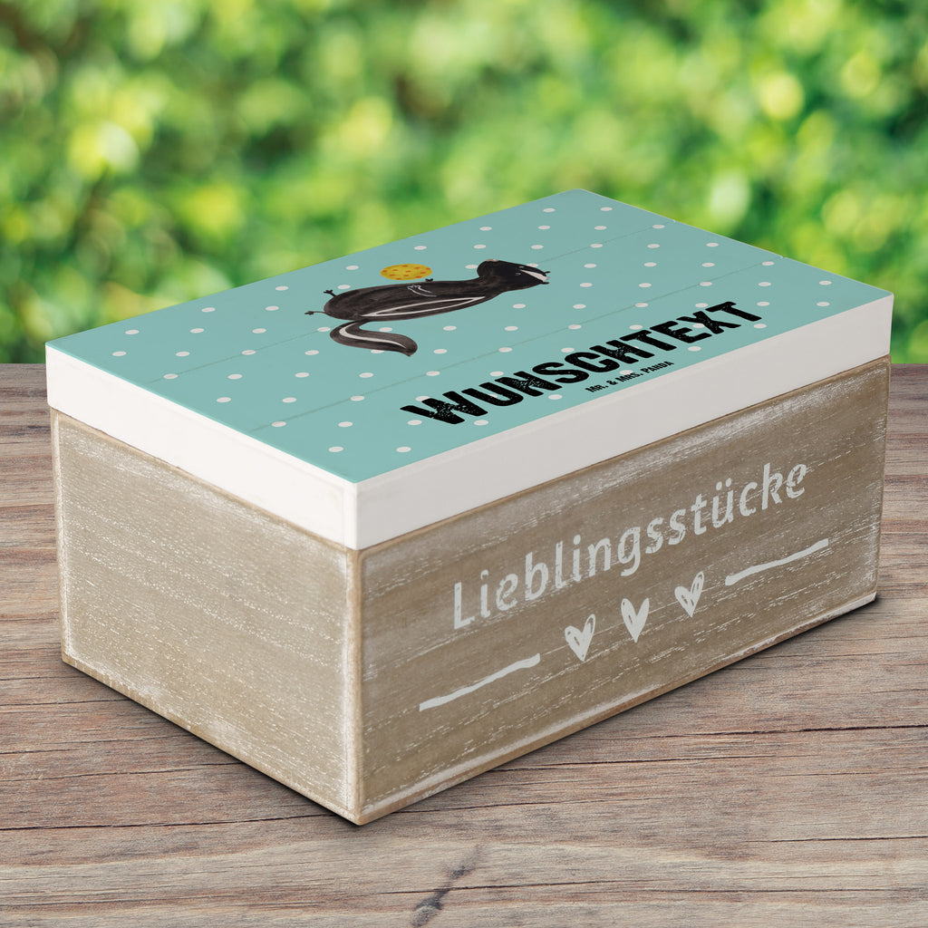 Personalisierte Holzkiste Stinktier Ball Holzkiste mit Namen, Kiste mit Namen, Schatzkiste mit Namen, Truhe mit Namen, Schatulle mit Namen, Erinnerungsbox mit Namen, Erinnerungskiste, mit Namen, Dekokiste mit Namen, Aufbewahrungsbox mit Namen, Holzkiste Personalisiert, Kiste Personalisiert, Schatzkiste Personalisiert, Truhe Personalisiert, Schatulle Personalisiert, Erinnerungsbox Personalisiert, Erinnerungskiste Personalisiert, Dekokiste Personalisiert, Aufbewahrungsbox Personalisiert, Stinktier, Skunk, Wildtier, Raubtier, Stinker, Stinki, verspielt, Weisheit