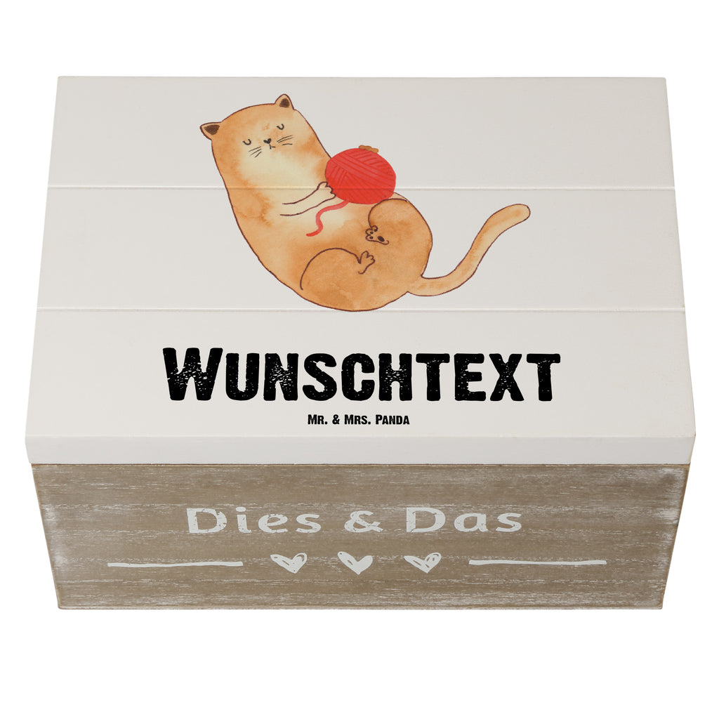 Personalisierte Holzkiste Katzen Wollknäul Holzkiste mit Namen, Kiste mit Namen, Schatzkiste mit Namen, Truhe mit Namen, Schatulle mit Namen, Erinnerungsbox mit Namen, Erinnerungskiste, mit Namen, Dekokiste mit Namen, Aufbewahrungsbox mit Namen, Holzkiste Personalisiert, Kiste Personalisiert, Schatzkiste Personalisiert, Truhe Personalisiert, Schatulle Personalisiert, Erinnerungsbox Personalisiert, Erinnerungskiste Personalisiert, Dekokiste Personalisiert, Aufbewahrungsbox Personalisiert, Katze, Katzenmotiv, Katzenfan, Katzendeko, Katzenfreund, Katzenliebhaber, Katzenprodukte, Katzenartikel, Katzenaccessoires, Katzensouvenirs, Katzenliebhaberprodukte, Katzenmotive, Katzen, Kater, Mietze, Cat, Cats, Katzenhalter, Katzenbesitzerin, Haustier, Wollknäuel, Wolle, Spielen, Spiel, verspielt