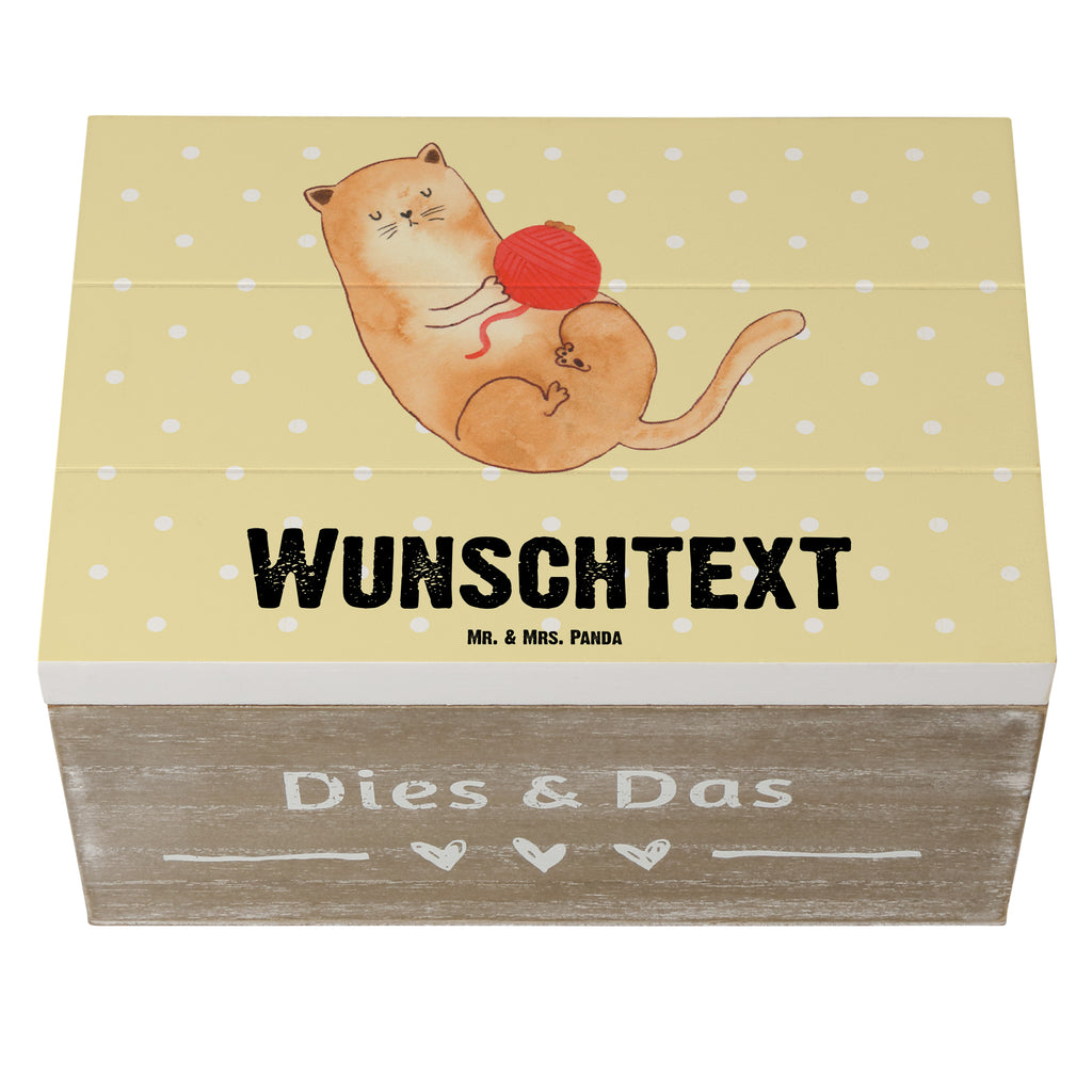 Personalisierte Holzkiste Katzen Wollknäul Holzkiste mit Namen, Kiste mit Namen, Schatzkiste mit Namen, Truhe mit Namen, Schatulle mit Namen, Erinnerungsbox mit Namen, Erinnerungskiste, mit Namen, Dekokiste mit Namen, Aufbewahrungsbox mit Namen, Holzkiste Personalisiert, Kiste Personalisiert, Schatzkiste Personalisiert, Truhe Personalisiert, Schatulle Personalisiert, Erinnerungsbox Personalisiert, Erinnerungskiste Personalisiert, Dekokiste Personalisiert, Aufbewahrungsbox Personalisiert, Katze, Katzenmotiv, Katzenfan, Katzendeko, Katzenfreund, Katzenliebhaber, Katzenprodukte, Katzenartikel, Katzenaccessoires, Katzensouvenirs, Katzenliebhaberprodukte, Katzenmotive, Katzen, Kater, Mietze, Cat, Cats, Katzenhalter, Katzenbesitzerin, Haustier, Wollknäuel, Wolle, Spielen, Spiel, verspielt