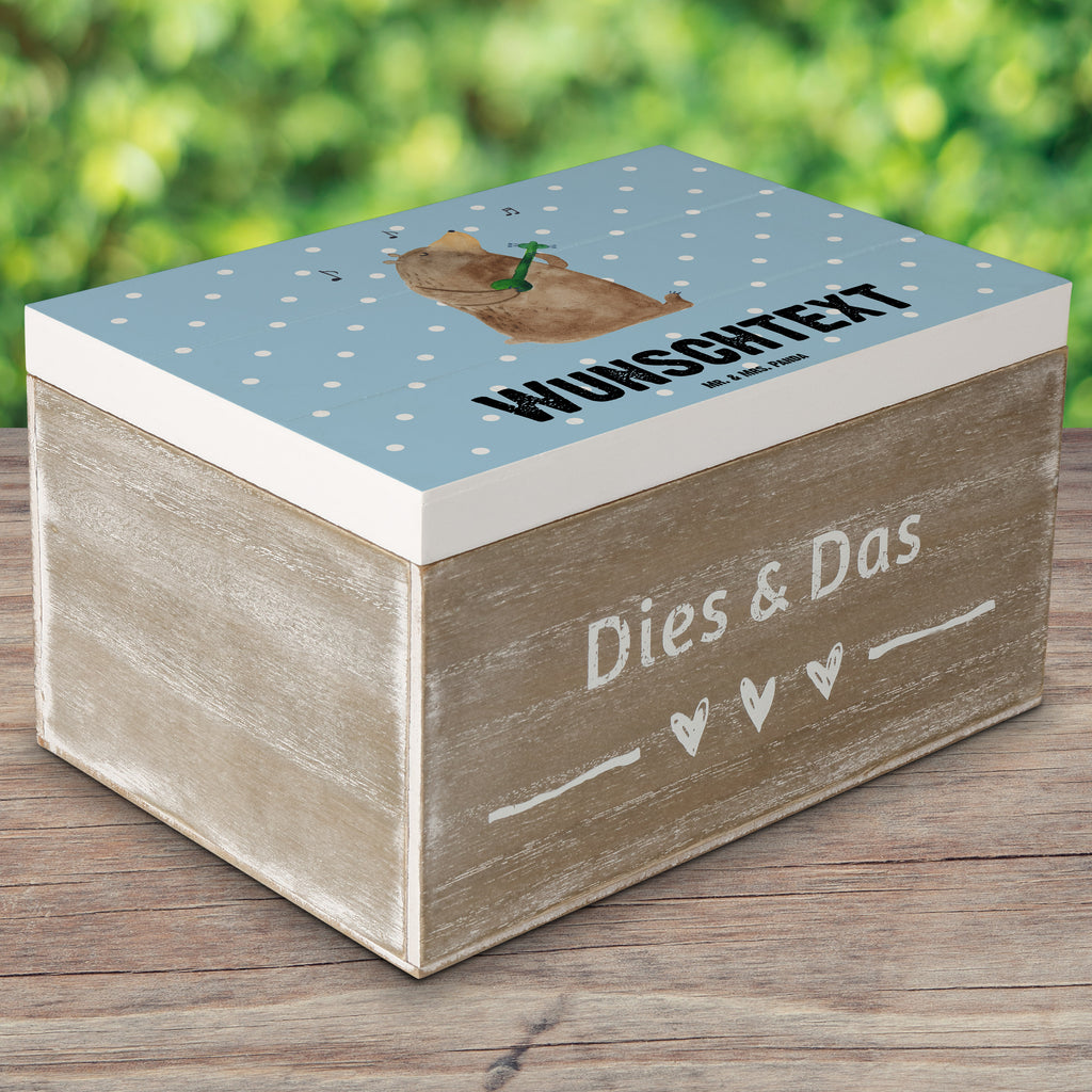 Personalisierte Holzkiste Bär Gitarre Holzkiste mit Namen, Kiste mit Namen, Schatzkiste mit Namen, Truhe mit Namen, Schatulle mit Namen, Erinnerungsbox mit Namen, Erinnerungskiste, mit Namen, Dekokiste mit Namen, Aufbewahrungsbox mit Namen, Holzkiste Personalisiert, Kiste Personalisiert, Schatzkiste Personalisiert, Truhe Personalisiert, Schatulle Personalisiert, Erinnerungsbox Personalisiert, Erinnerungskiste Personalisiert, Dekokiste Personalisiert, Aufbewahrungsbox Personalisiert, Bär, Teddy, Teddybär