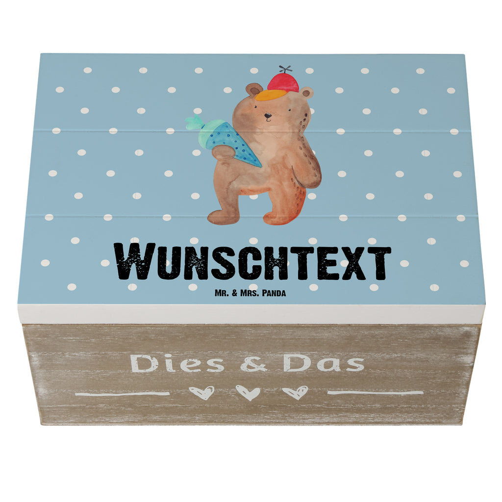 Personalisierte Holzkiste Bär mit Schultüte Holzkiste mit Namen, Kiste mit Namen, Schatzkiste mit Namen, Truhe mit Namen, Schatulle mit Namen, Erinnerungsbox mit Namen, Erinnerungskiste, mit Namen, Dekokiste mit Namen, Aufbewahrungsbox mit Namen, Holzkiste Personalisiert, Kiste Personalisiert, Schatzkiste Personalisiert, Truhe Personalisiert, Schatulle Personalisiert, Erinnerungsbox Personalisiert, Erinnerungskiste Personalisiert, Dekokiste Personalisiert, Aufbewahrungsbox Personalisiert, Bär, Teddy, Teddybär, Bär Motiv, Schultüte, Erster Schultag Geschenk, Einschulung Geschenk, Schule Geschenk, Grundschule, Schulanfang, Schulbeginn