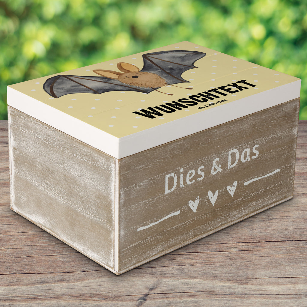 Personalisierte Holzkiste Fledermaus Flügel Holzkiste mit Namen, Kiste mit Namen, Schatzkiste mit Namen, Truhe mit Namen, Schatulle mit Namen, Erinnerungsbox mit Namen, Erinnerungskiste, mit Namen, Dekokiste mit Namen, Aufbewahrungsbox mit Namen, Holzkiste Personalisiert, Kiste Personalisiert, Schatzkiste Personalisiert, Truhe Personalisiert, Schatulle Personalisiert, Erinnerungsbox Personalisiert, Erinnerungskiste Personalisiert, Dekokiste Personalisiert, Aufbewahrungsbox Personalisiert, süße Tiermotive, gute Laune, lustige Sprüche, Tiere