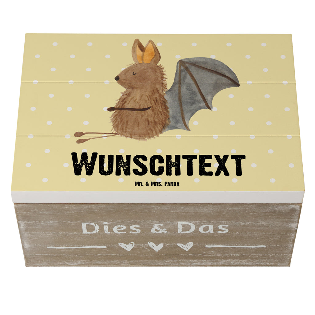 Personalisierte Holzkiste Fledermaus sitzend Holzkiste mit Namen, Kiste mit Namen, Schatzkiste mit Namen, Truhe mit Namen, Schatulle mit Namen, Erinnerungsbox mit Namen, Erinnerungskiste, mit Namen, Dekokiste mit Namen, Aufbewahrungsbox mit Namen, Holzkiste Personalisiert, Kiste Personalisiert, Schatzkiste Personalisiert, Truhe Personalisiert, Schatulle Personalisiert, Erinnerungsbox Personalisiert, Erinnerungskiste Personalisiert, Dekokiste Personalisiert, Aufbewahrungsbox Personalisiert, süße Tiermotive, gute Laune, lustige Sprüche, Tiere, Fledermaus, Fledermäuse, Motivation, entspannen