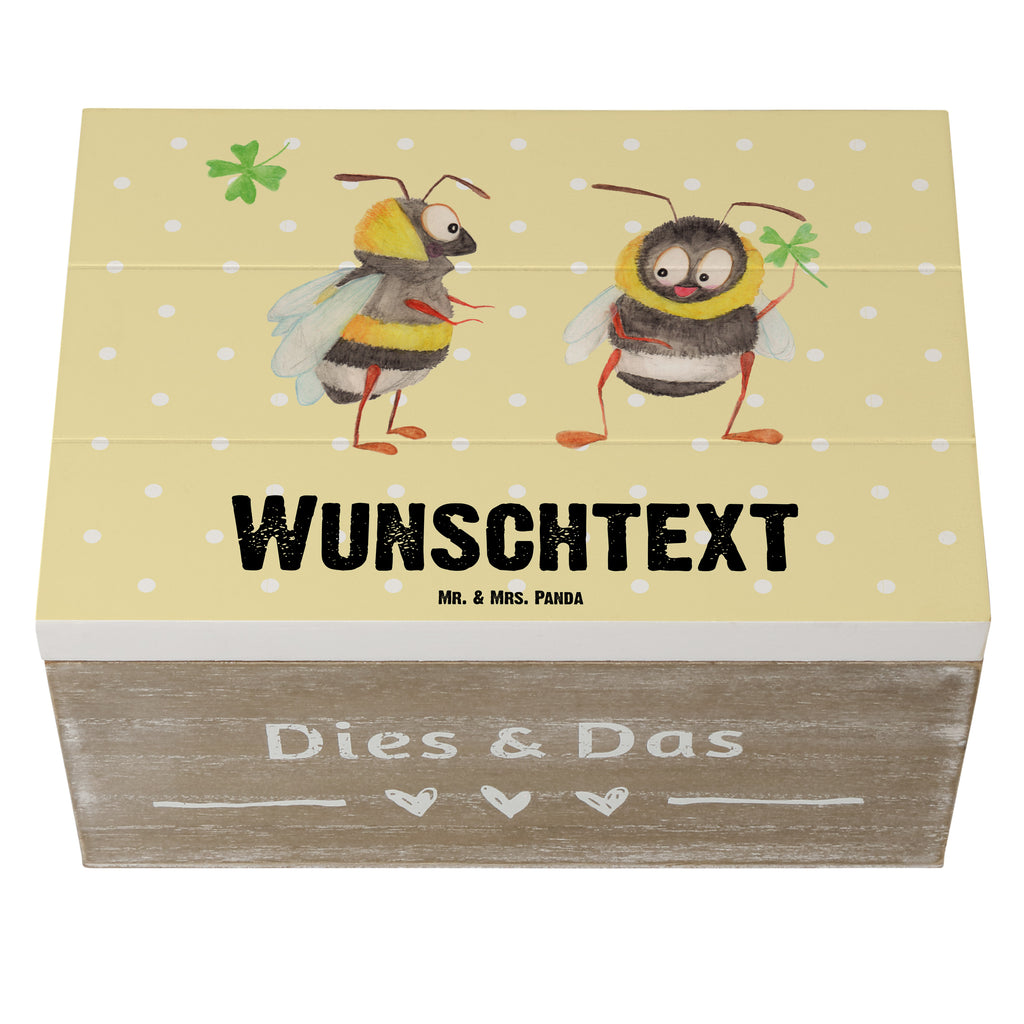 Personalisierte Holzkiste Hummeln mit Kleeblatt Holzkiste mit Namen, Kiste mit Namen, Schatzkiste mit Namen, Truhe mit Namen, Schatulle mit Namen, Erinnerungsbox mit Namen, Erinnerungskiste, mit Namen, Dekokiste mit Namen, Aufbewahrungsbox mit Namen, Holzkiste Personalisiert, Kiste Personalisiert, Schatzkiste Personalisiert, Truhe Personalisiert, Schatulle Personalisiert, Erinnerungsbox Personalisiert, Erinnerungskiste Personalisiert, Dekokiste Personalisiert, Aufbewahrungsbox Personalisiert, süße Tiermotive, gute Laune, lustige Sprüche, Tiere, Hummel, Biene, Spruch positiv, Biene Deko, Spruch schön, glücklich sein, glücklich werden, Spruch fröhlich