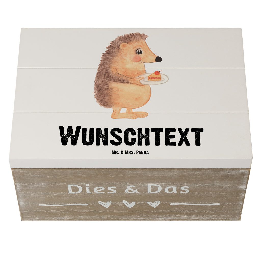 Personalisierte Holzkiste Igel mit Kuchenstück Holzkiste mit Namen, Kiste mit Namen, Schatzkiste mit Namen, Truhe mit Namen, Schatulle mit Namen, Erinnerungsbox mit Namen, Erinnerungskiste, mit Namen, Dekokiste mit Namen, Aufbewahrungsbox mit Namen, Holzkiste Personalisiert, Kiste Personalisiert, Schatzkiste Personalisiert, Truhe Personalisiert, Schatulle Personalisiert, Erinnerungsbox Personalisiert, Erinnerungskiste Personalisiert, Dekokiste Personalisiert, Aufbewahrungsbox Personalisiert, süße Tiermotive, gute Laune, lustige Sprüche, Tiere, Igel, Essen Spruch, Kuchen, Backen Geschenk, Kuchen backen, Einladung Party, Geburtstagskuchen, Torte