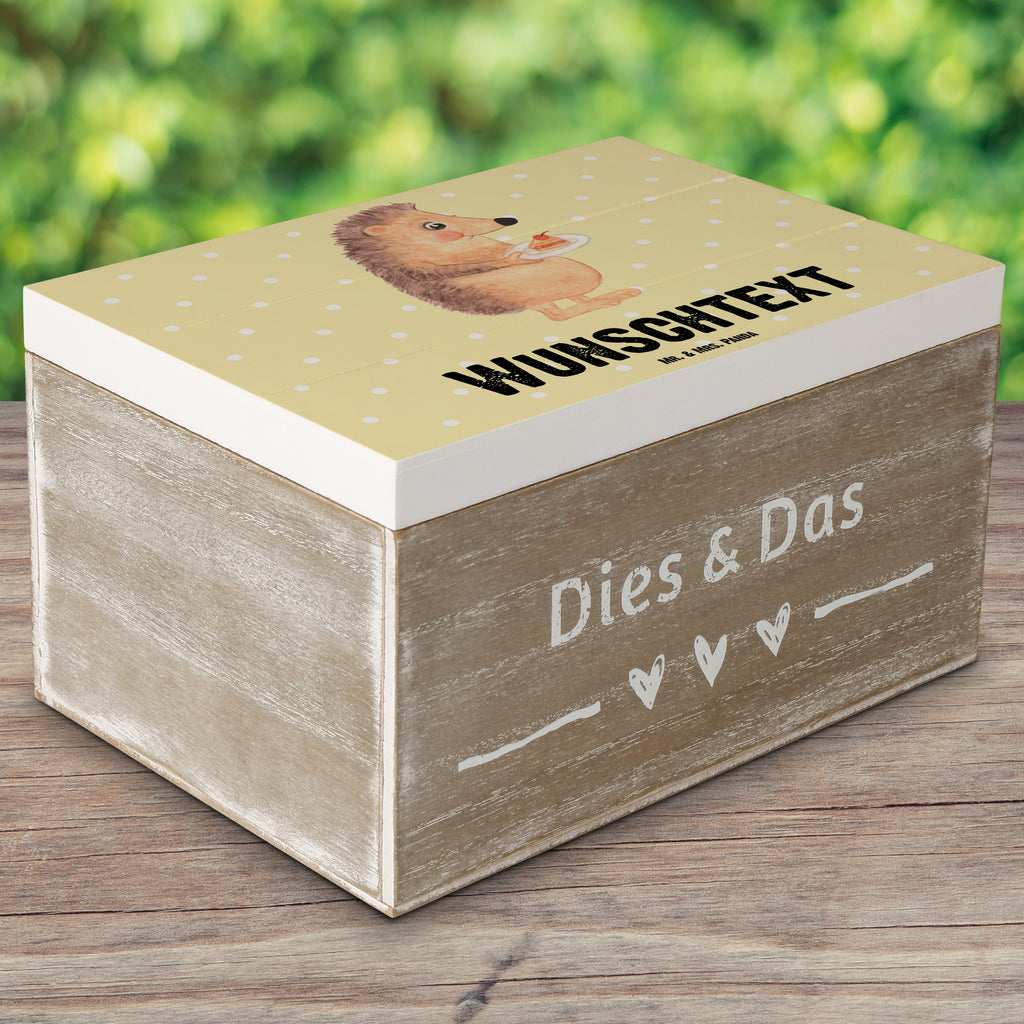 Personalisierte Holzkiste Igel mit Kuchenstück Holzkiste mit Namen, Kiste mit Namen, Schatzkiste mit Namen, Truhe mit Namen, Schatulle mit Namen, Erinnerungsbox mit Namen, Erinnerungskiste, mit Namen, Dekokiste mit Namen, Aufbewahrungsbox mit Namen, Holzkiste Personalisiert, Kiste Personalisiert, Schatzkiste Personalisiert, Truhe Personalisiert, Schatulle Personalisiert, Erinnerungsbox Personalisiert, Erinnerungskiste Personalisiert, Dekokiste Personalisiert, Aufbewahrungsbox Personalisiert, süße Tiermotive, gute Laune, lustige Sprüche, Tiere, Igel, Essen Spruch, Kuchen, Backen Geschenk, Kuchen backen, Einladung Party, Geburtstagskuchen, Torte