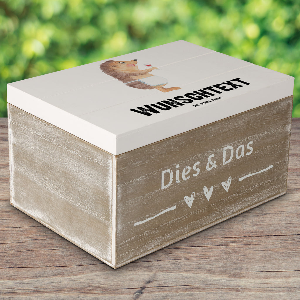 Personalisierte Holzkiste Igel mit Wein Holzkiste mit Namen, Kiste mit Namen, Schatzkiste mit Namen, Truhe mit Namen, Schatulle mit Namen, Erinnerungsbox mit Namen, Erinnerungskiste, mit Namen, Dekokiste mit Namen, Aufbewahrungsbox mit Namen, Holzkiste Personalisiert, Kiste Personalisiert, Schatzkiste Personalisiert, Truhe Personalisiert, Schatulle Personalisiert, Erinnerungsbox Personalisiert, Erinnerungskiste Personalisiert, Dekokiste Personalisiert, Aufbewahrungsbox Personalisiert, süße Tiermotive, gute Laune, lustige Sprüche, Tiere, Wein Spruch, Igel, Geschenk Weintrinker, Geschenk Weinliebhaber, Wein Deko, Weinglas, Rotwein, Weißwein, Wein trinken