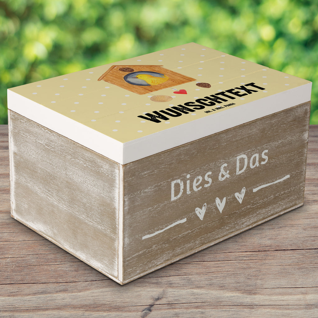 Personalisierte Holzkiste Vogelhaus sweet Home Holzkiste mit Namen, Kiste mit Namen, Schatzkiste mit Namen, Truhe mit Namen, Schatulle mit Namen, Erinnerungsbox mit Namen, Erinnerungskiste, mit Namen, Dekokiste mit Namen, Aufbewahrungsbox mit Namen, Holzkiste Personalisiert, Kiste Personalisiert, Schatzkiste Personalisiert, Truhe Personalisiert, Schatulle Personalisiert, Erinnerungsbox Personalisiert, Erinnerungskiste Personalisiert, Dekokiste Personalisiert, Aufbewahrungsbox Personalisiert, süße Tiermotive, gute Laune, lustige Sprüche, Tiere, Vogelhaus, Vogel, Home sweet Home, Einzug, Umzug, Geschenk, Einzugsgeschenk, Hausbau, Haus
