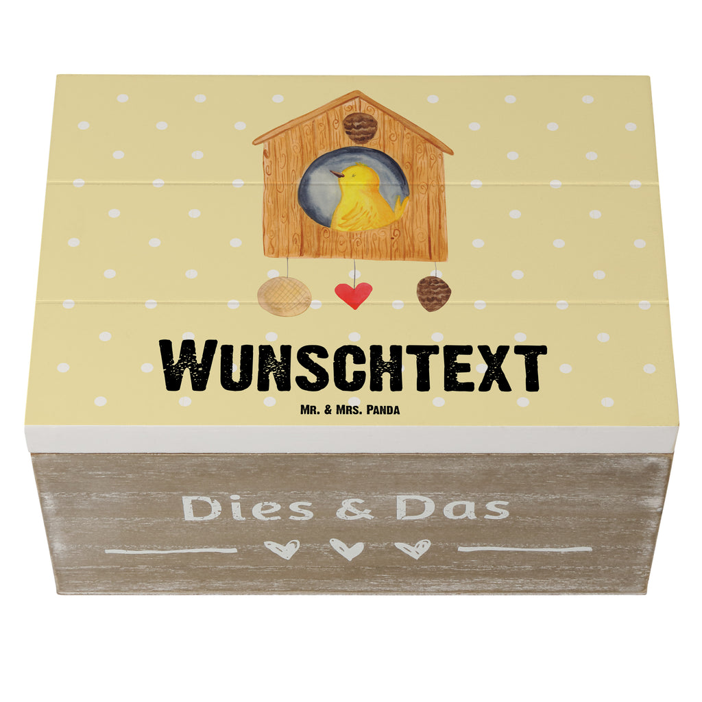 Personalisierte Holzkiste Vogelhaus sweet Home Holzkiste mit Namen, Kiste mit Namen, Schatzkiste mit Namen, Truhe mit Namen, Schatulle mit Namen, Erinnerungsbox mit Namen, Erinnerungskiste, mit Namen, Dekokiste mit Namen, Aufbewahrungsbox mit Namen, Holzkiste Personalisiert, Kiste Personalisiert, Schatzkiste Personalisiert, Truhe Personalisiert, Schatulle Personalisiert, Erinnerungsbox Personalisiert, Erinnerungskiste Personalisiert, Dekokiste Personalisiert, Aufbewahrungsbox Personalisiert, süße Tiermotive, gute Laune, lustige Sprüche, Tiere, Vogelhaus, Vogel, Home sweet Home, Einzug, Umzug, Geschenk, Einzugsgeschenk, Hausbau, Haus