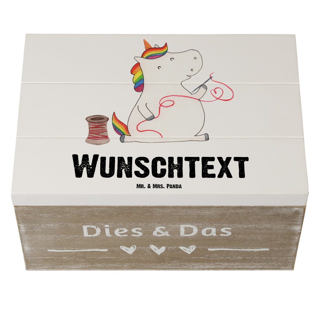 Personalisierte Holzkiste Einhorn Näherin Holzkiste mit Namen, Kiste mit Namen, Schatzkiste mit Namen, Truhe mit Namen, Schatulle mit Namen, Erinnerungsbox mit Namen, Erinnerungskiste, mit Namen, Dekokiste mit Namen, Aufbewahrungsbox mit Namen, Holzkiste Personalisiert, Kiste Personalisiert, Schatzkiste Personalisiert, Truhe Personalisiert, Schatulle Personalisiert, Erinnerungsbox Personalisiert, Erinnerungskiste Personalisiert, Dekokiste Personalisiert, Aufbewahrungsbox Personalisiert, Einhorn, Einhörner, Einhorn Deko, Pegasus, Unicorn, Näherin, nähen, Mädchen, Freundin, Häkeln, Stricken, basteln, Nähzimmer