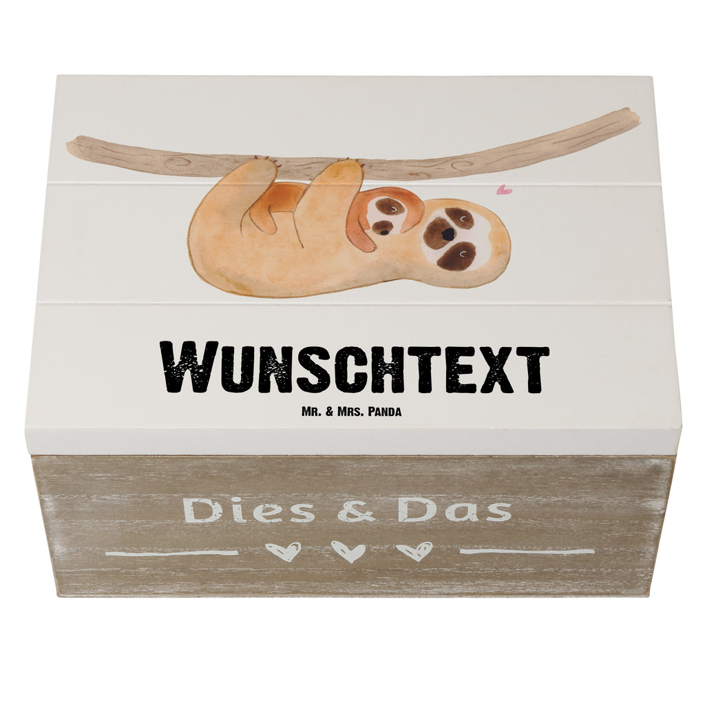 Personalisierte Holzkiste Faultier mit Kind Holzkiste mit Namen, Kiste mit Namen, Schatzkiste mit Namen, Truhe mit Namen, Schatulle mit Namen, Erinnerungsbox mit Namen, Erinnerungskiste, mit Namen, Dekokiste mit Namen, Aufbewahrungsbox mit Namen, Holzkiste Personalisiert, Kiste Personalisiert, Schatzkiste Personalisiert, Truhe Personalisiert, Schatulle Personalisiert, Erinnerungsbox Personalisiert, Erinnerungskiste Personalisiert, Dekokiste Personalisiert, Aufbewahrungsbox Personalisiert, Faultier, Faultier Geschenk, Faultier Deko, Kind, Baby, Liebe, Mutter, Mama, Geburt, Kinder, Faulheit, Spaß, Niedlichkeit
