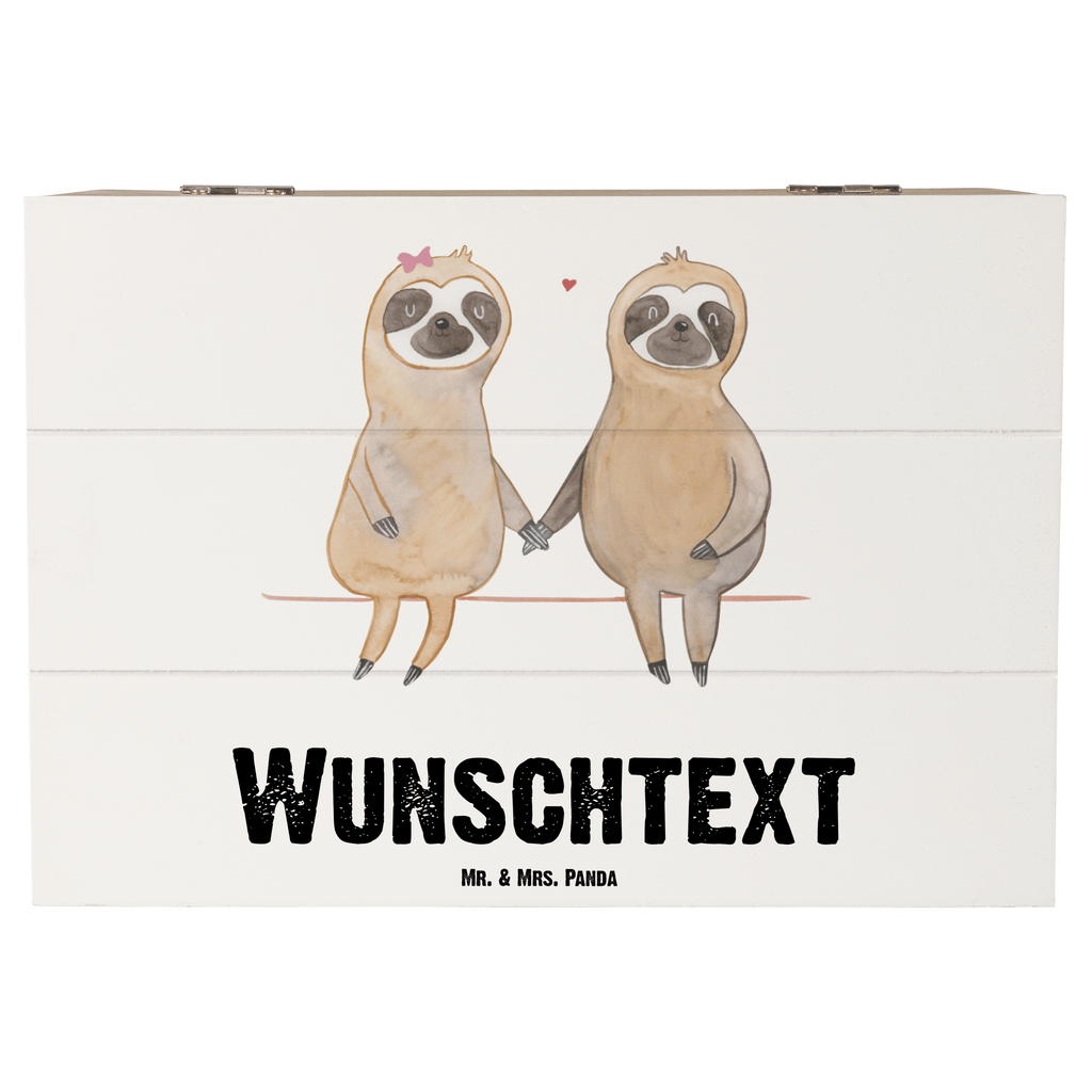 Personalisierte Holzkiste Faultier Pärchen Holzkiste mit Namen, Kiste mit Namen, Schatzkiste mit Namen, Truhe mit Namen, Schatulle mit Namen, Erinnerungsbox mit Namen, Erinnerungskiste, mit Namen, Dekokiste mit Namen, Aufbewahrungsbox mit Namen, Holzkiste Personalisiert, Kiste Personalisiert, Schatzkiste Personalisiert, Truhe Personalisiert, Schatulle Personalisiert, Erinnerungsbox Personalisiert, Erinnerungskiste Personalisiert, Dekokiste Personalisiert, Aufbewahrungsbox Personalisiert, Faultier, Faultier Geschenk, Faultier Deko, Faultiere, faul, Lieblingstier, Liebe, Liebespaar, Faultierliebe, Faultierpärchen, verliebt, verlobt, gemeinsam, relaxen, Pärchen, Beziehung, Langsamkeit