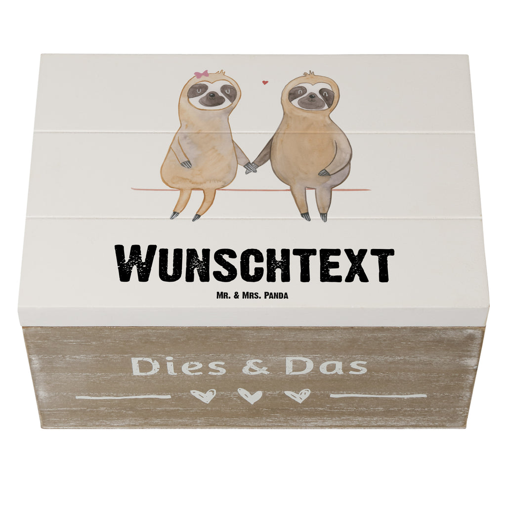 Personalisierte Holzkiste Faultier Pärchen Holzkiste mit Namen, Kiste mit Namen, Schatzkiste mit Namen, Truhe mit Namen, Schatulle mit Namen, Erinnerungsbox mit Namen, Erinnerungskiste, mit Namen, Dekokiste mit Namen, Aufbewahrungsbox mit Namen, Holzkiste Personalisiert, Kiste Personalisiert, Schatzkiste Personalisiert, Truhe Personalisiert, Schatulle Personalisiert, Erinnerungsbox Personalisiert, Erinnerungskiste Personalisiert, Dekokiste Personalisiert, Aufbewahrungsbox Personalisiert, Faultier, Faultier Geschenk, Faultier Deko, Faultiere, faul, Lieblingstier, Liebe, Liebespaar, Faultierliebe, Faultierpärchen, verliebt, verlobt, gemeinsam, relaxen, Pärchen, Beziehung, Langsamkeit