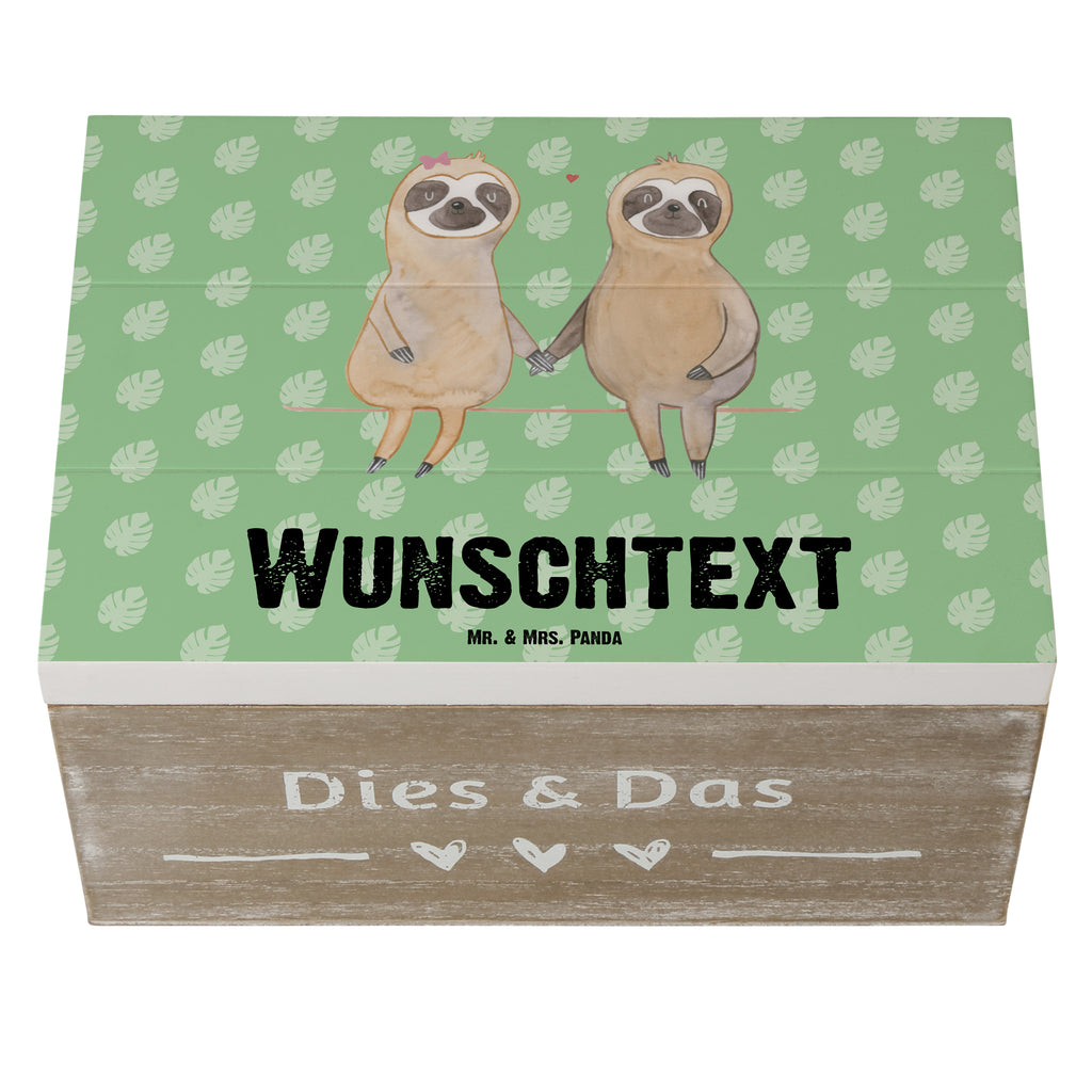 Personalisierte Holzkiste Faultier Pärchen Holzkiste mit Namen, Kiste mit Namen, Schatzkiste mit Namen, Truhe mit Namen, Schatulle mit Namen, Erinnerungsbox mit Namen, Erinnerungskiste, mit Namen, Dekokiste mit Namen, Aufbewahrungsbox mit Namen, Holzkiste Personalisiert, Kiste Personalisiert, Schatzkiste Personalisiert, Truhe Personalisiert, Schatulle Personalisiert, Erinnerungsbox Personalisiert, Erinnerungskiste Personalisiert, Dekokiste Personalisiert, Aufbewahrungsbox Personalisiert, Faultier, Faultier Geschenk, Faultier Deko, Faultiere, faul, Lieblingstier, Liebe, Liebespaar, Faultierliebe, Faultierpärchen, verliebt, verlobt, gemeinsam, relaxen, Pärchen, Beziehung, Langsamkeit