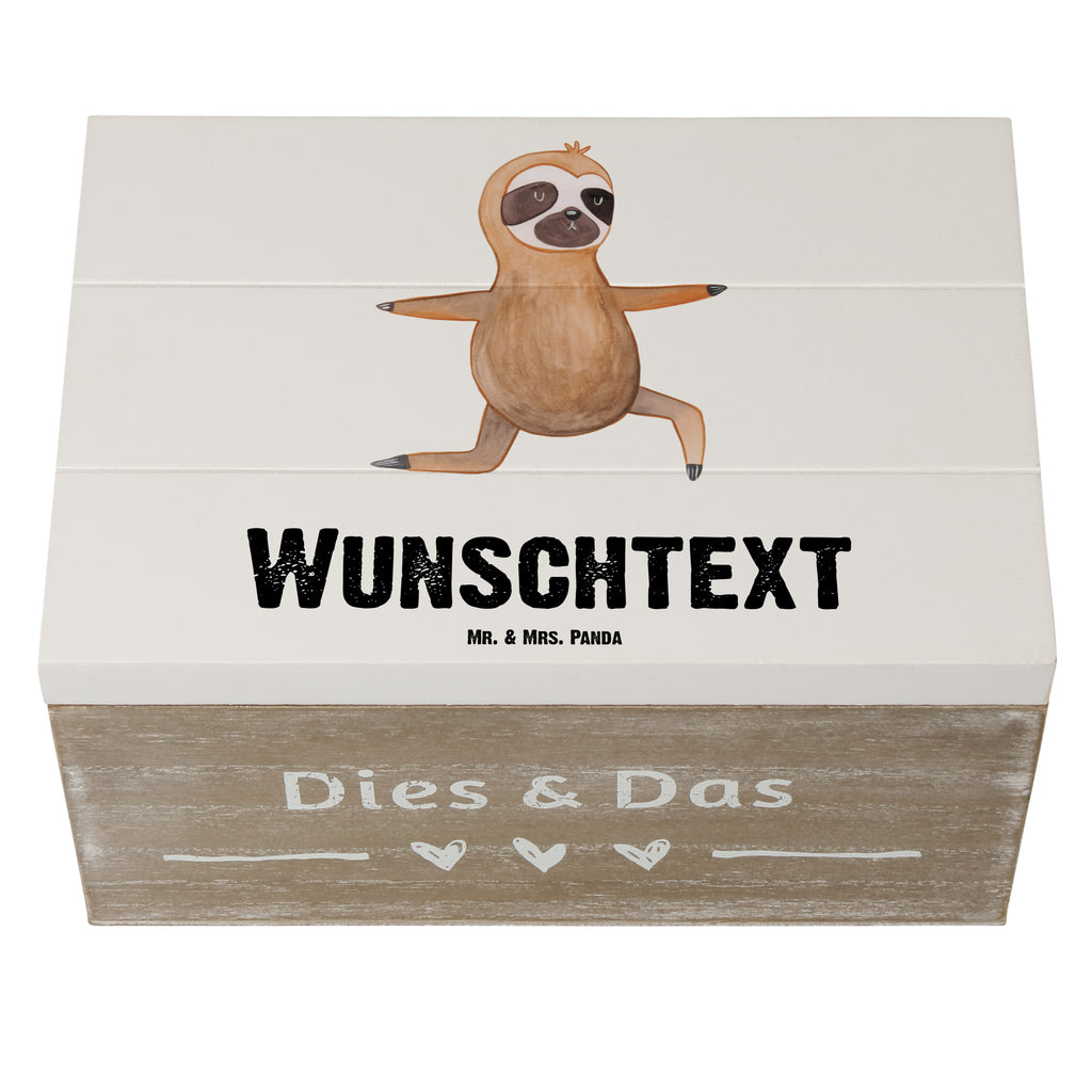Personalisierte Holzkiste Faultier  Yoga Holzkiste mit Namen, Kiste mit Namen, Schatzkiste mit Namen, Truhe mit Namen, Schatulle mit Namen, Erinnerungsbox mit Namen, Erinnerungskiste, mit Namen, Dekokiste mit Namen, Aufbewahrungsbox mit Namen, Holzkiste Personalisiert, Kiste Personalisiert, Schatzkiste Personalisiert, Truhe Personalisiert, Schatulle Personalisiert, Erinnerungsbox Personalisiert, Erinnerungskiste Personalisiert, Dekokiste Personalisiert, Aufbewahrungsbox Personalisiert, Faultier, Faultier Geschenk, Faultier Deko, Faultiere, faul, Lieblingstier, Yoga, Namaste, Krieger, Yogaübungen, Meditation, Atmung, Gelassenheit, Entspannung