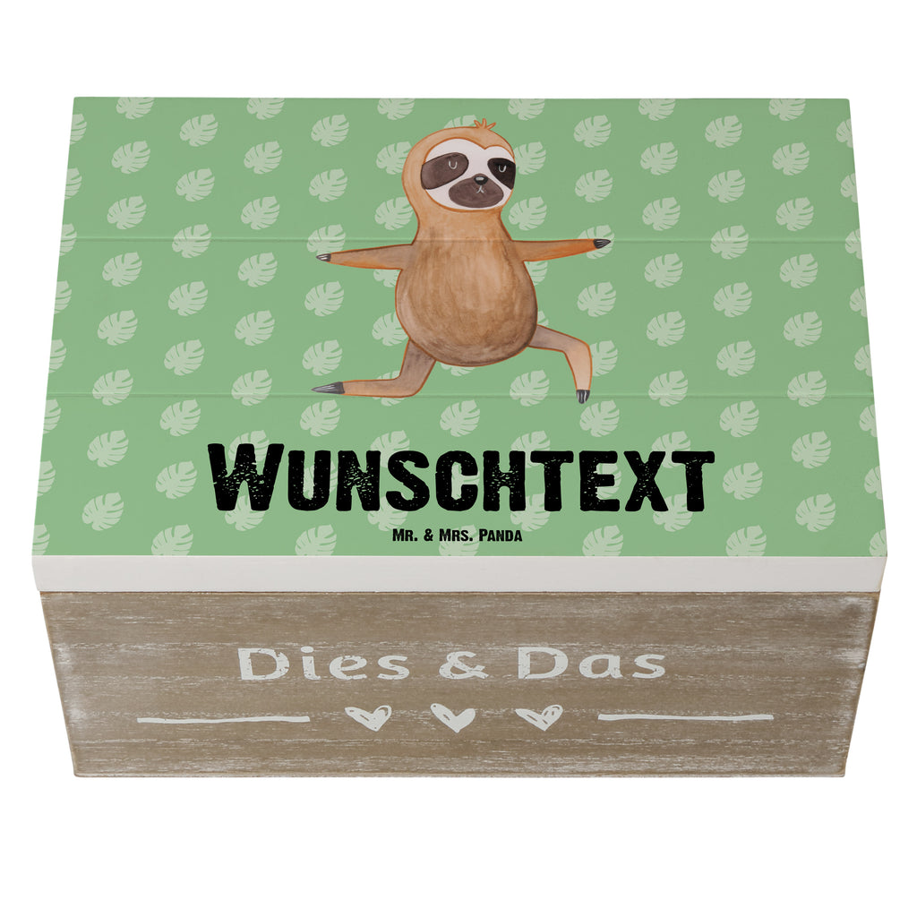 Personalisierte Holzkiste Faultier  Yoga Holzkiste mit Namen, Kiste mit Namen, Schatzkiste mit Namen, Truhe mit Namen, Schatulle mit Namen, Erinnerungsbox mit Namen, Erinnerungskiste, mit Namen, Dekokiste mit Namen, Aufbewahrungsbox mit Namen, Holzkiste Personalisiert, Kiste Personalisiert, Schatzkiste Personalisiert, Truhe Personalisiert, Schatulle Personalisiert, Erinnerungsbox Personalisiert, Erinnerungskiste Personalisiert, Dekokiste Personalisiert, Aufbewahrungsbox Personalisiert, Faultier, Faultier Geschenk, Faultier Deko, Faultiere, faul, Lieblingstier, Yoga, Namaste, Krieger, Yogaübungen, Meditation, Atmung, Gelassenheit, Entspannung