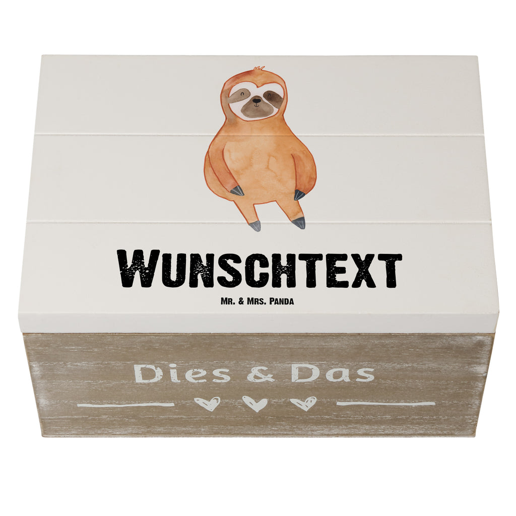 Personalisierte Holzkiste Faultier Zufrieden Holzkiste mit Namen, Kiste mit Namen, Schatzkiste mit Namen, Truhe mit Namen, Schatulle mit Namen, Erinnerungsbox mit Namen, Erinnerungskiste, mit Namen, Dekokiste mit Namen, Aufbewahrungsbox mit Namen, Holzkiste Personalisiert, Kiste Personalisiert, Schatzkiste Personalisiert, Truhe Personalisiert, Schatulle Personalisiert, Erinnerungsbox Personalisiert, Erinnerungskiste Personalisiert, Dekokiste Personalisiert, Aufbewahrungsbox Personalisiert, Faultier, Faultier Geschenk, Faultier Deko, Faultiere, faul, Lieblingstier, Pause, relaxen, Glück, glücklich, zufrieden, happy, Zufriedenheit, Gelassenheit, Ruhe, Frieden