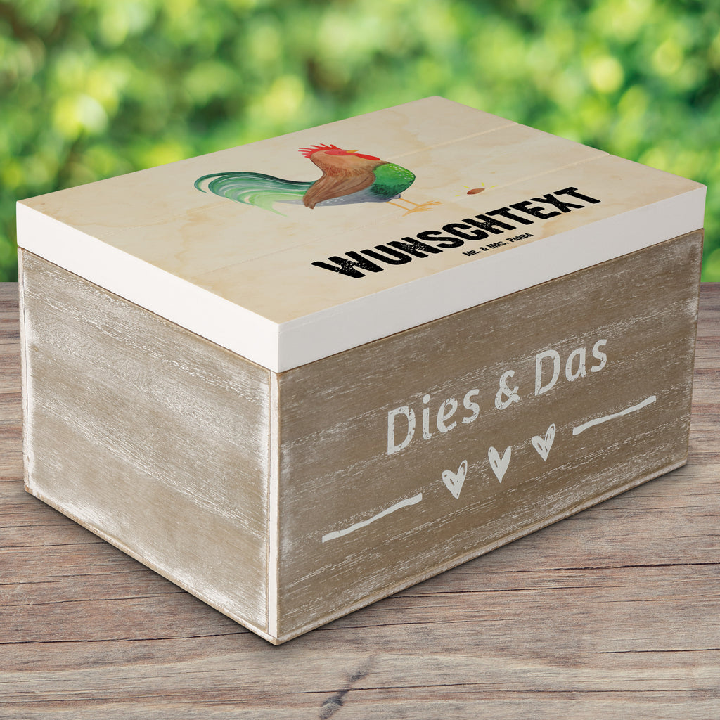 Personalisierte Holzkiste Hahn mit Korn Holzkiste mit Namen, Kiste mit Namen, Schatzkiste mit Namen, Truhe mit Namen, Schatulle mit Namen, Erinnerungsbox mit Namen, Erinnerungskiste, mit Namen, Dekokiste mit Namen, Aufbewahrungsbox mit Namen, Holzkiste Personalisiert, Kiste Personalisiert, Schatzkiste Personalisiert, Truhe Personalisiert, Schatulle Personalisiert, Erinnerungsbox Personalisiert, Erinnerungskiste Personalisiert, Dekokiste Personalisiert, Aufbewahrungsbox Personalisiert, Bauernhof, Hoftiere, Landwirt, Landwirtin, Hahn, Korn, Henne, Eier, Natur