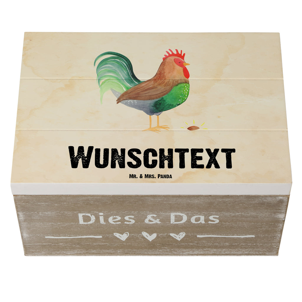 Personalisierte Holzkiste Hahn mit Korn Holzkiste mit Namen, Kiste mit Namen, Schatzkiste mit Namen, Truhe mit Namen, Schatulle mit Namen, Erinnerungsbox mit Namen, Erinnerungskiste, mit Namen, Dekokiste mit Namen, Aufbewahrungsbox mit Namen, Holzkiste Personalisiert, Kiste Personalisiert, Schatzkiste Personalisiert, Truhe Personalisiert, Schatulle Personalisiert, Erinnerungsbox Personalisiert, Erinnerungskiste Personalisiert, Dekokiste Personalisiert, Aufbewahrungsbox Personalisiert, Bauernhof, Hoftiere, Landwirt, Landwirtin, Hahn, Korn, Henne, Eier, Natur