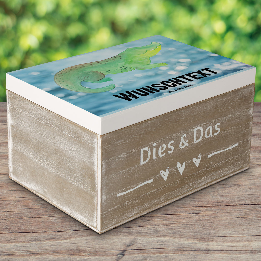 Personalisierte Holzkiste Krokodil Holzkiste mit Namen, Kiste mit Namen, Schatzkiste mit Namen, Truhe mit Namen, Schatulle mit Namen, Erinnerungsbox mit Namen, Erinnerungskiste, mit Namen, Dekokiste mit Namen, Aufbewahrungsbox mit Namen, Holzkiste Personalisiert, Kiste Personalisiert, Schatzkiste Personalisiert, Truhe Personalisiert, Schatulle Personalisiert, Erinnerungsbox Personalisiert, Erinnerungskiste Personalisiert, Dekokiste Personalisiert, Aufbewahrungsbox Personalisiert, Meerestiere, Meer, Urlaub, Krokodil, Krokodile, verrückt sein, spontan sein, Abenteuerlust, Reiselust, Freundin, beste Freundin, Lieblingsmensch