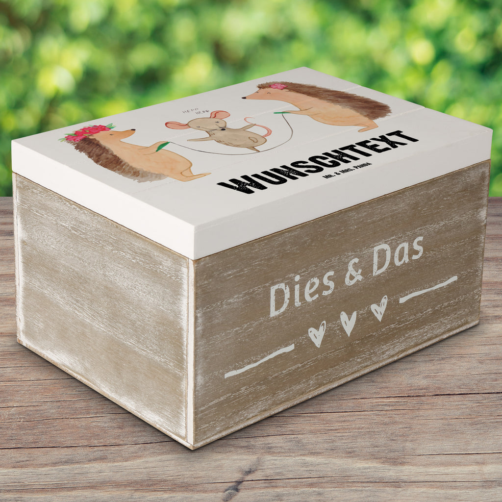 Personalisierte Holzkiste Igel Seilhüpfen Holzkiste mit Namen, Kiste mit Namen, Schatzkiste mit Namen, Truhe mit Namen, Schatulle mit Namen, Erinnerungsbox mit Namen, Erinnerungskiste, mit Namen, Dekokiste mit Namen, Aufbewahrungsbox mit Namen, Holzkiste Personalisiert, Kiste Personalisiert, Schatzkiste Personalisiert, Truhe Personalisiert, Schatulle Personalisiert, Erinnerungsbox Personalisiert, Erinnerungskiste Personalisiert, Dekokiste Personalisiert, Aufbewahrungsbox Personalisiert, süße Tiermotive, gute Laune, lustige Sprüche, Tiere, Igel, Maus, Seilspringen, Seilhüpfen, Kinder, Kindergarten