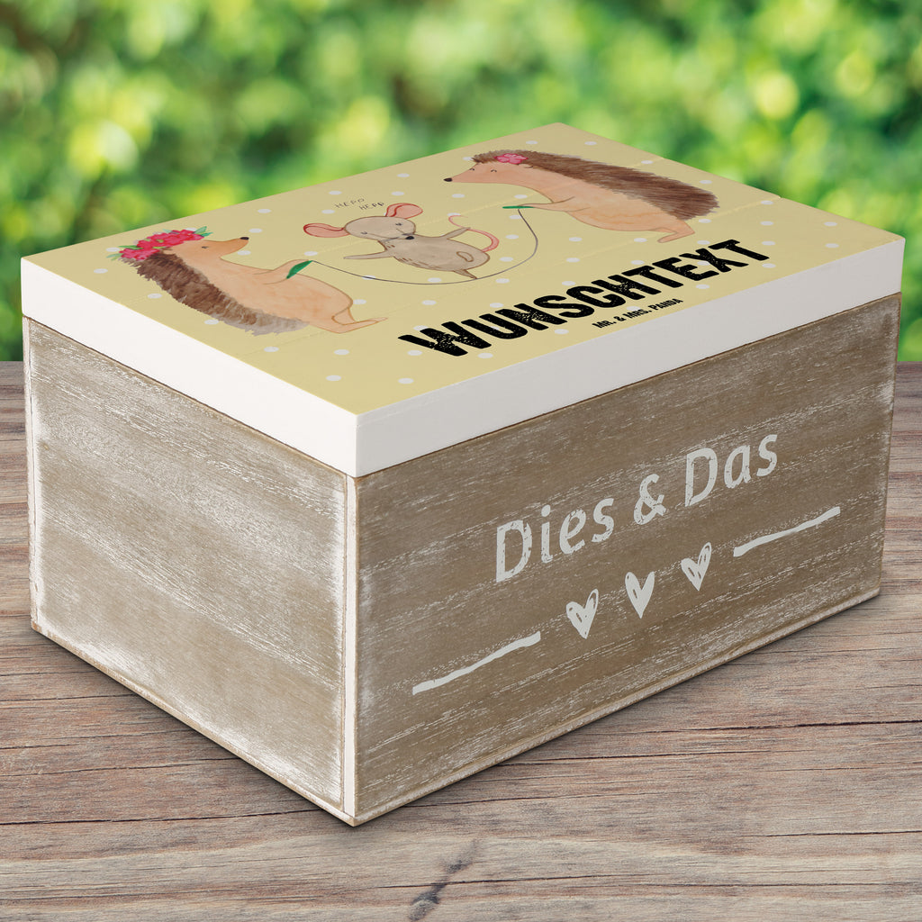 Personalisierte Holzkiste Igel Seilhüpfen Holzkiste mit Namen, Kiste mit Namen, Schatzkiste mit Namen, Truhe mit Namen, Schatulle mit Namen, Erinnerungsbox mit Namen, Erinnerungskiste, mit Namen, Dekokiste mit Namen, Aufbewahrungsbox mit Namen, Holzkiste Personalisiert, Kiste Personalisiert, Schatzkiste Personalisiert, Truhe Personalisiert, Schatulle Personalisiert, Erinnerungsbox Personalisiert, Erinnerungskiste Personalisiert, Dekokiste Personalisiert, Aufbewahrungsbox Personalisiert, süße Tiermotive, gute Laune, lustige Sprüche, Tiere, Igel, Maus, Seilspringen, Seilhüpfen, Kinder, Kindergarten