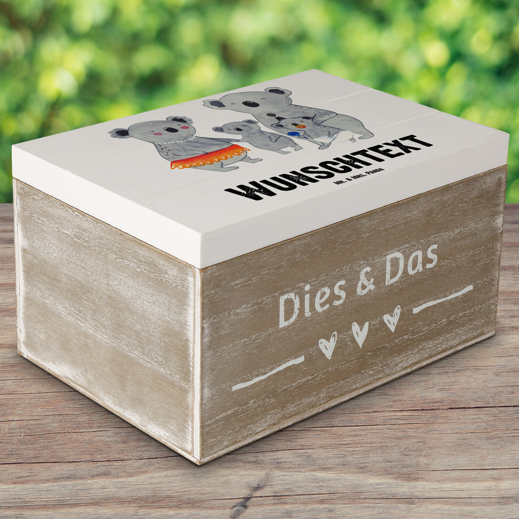 Personalisierte Holzkiste Koala Familie Holzkiste mit Namen, Kiste mit Namen, Schatzkiste mit Namen, Truhe mit Namen, Schatulle mit Namen, Erinnerungsbox mit Namen, Erinnerungskiste, mit Namen, Dekokiste mit Namen, Aufbewahrungsbox mit Namen, Holzkiste Personalisiert, Kiste Personalisiert, Schatzkiste Personalisiert, Truhe Personalisiert, Schatulle Personalisiert, Erinnerungsbox Personalisiert, Erinnerungskiste Personalisiert, Dekokiste Personalisiert, Aufbewahrungsbox Personalisiert, Familie, Vatertag, Muttertag, Bruder, Schwester, Mama, Papa, Oma, Opa, Koala, Koalas, Family, Kinder, Geschwister, Familienleben