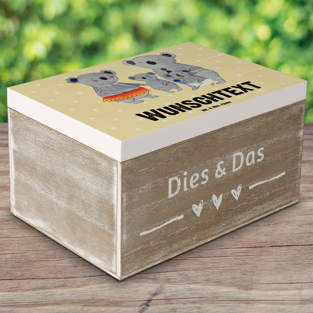 Personalisierte Holzkiste Koala Familie Holzkiste mit Namen, Kiste mit Namen, Schatzkiste mit Namen, Truhe mit Namen, Schatulle mit Namen, Erinnerungsbox mit Namen, Erinnerungskiste, mit Namen, Dekokiste mit Namen, Aufbewahrungsbox mit Namen, Holzkiste Personalisiert, Kiste Personalisiert, Schatzkiste Personalisiert, Truhe Personalisiert, Schatulle Personalisiert, Erinnerungsbox Personalisiert, Erinnerungskiste Personalisiert, Dekokiste Personalisiert, Aufbewahrungsbox Personalisiert, Familie, Vatertag, Muttertag, Bruder, Schwester, Mama, Papa, Oma, Opa, Koala, Koalas, Family, Kinder, Geschwister, Familienleben